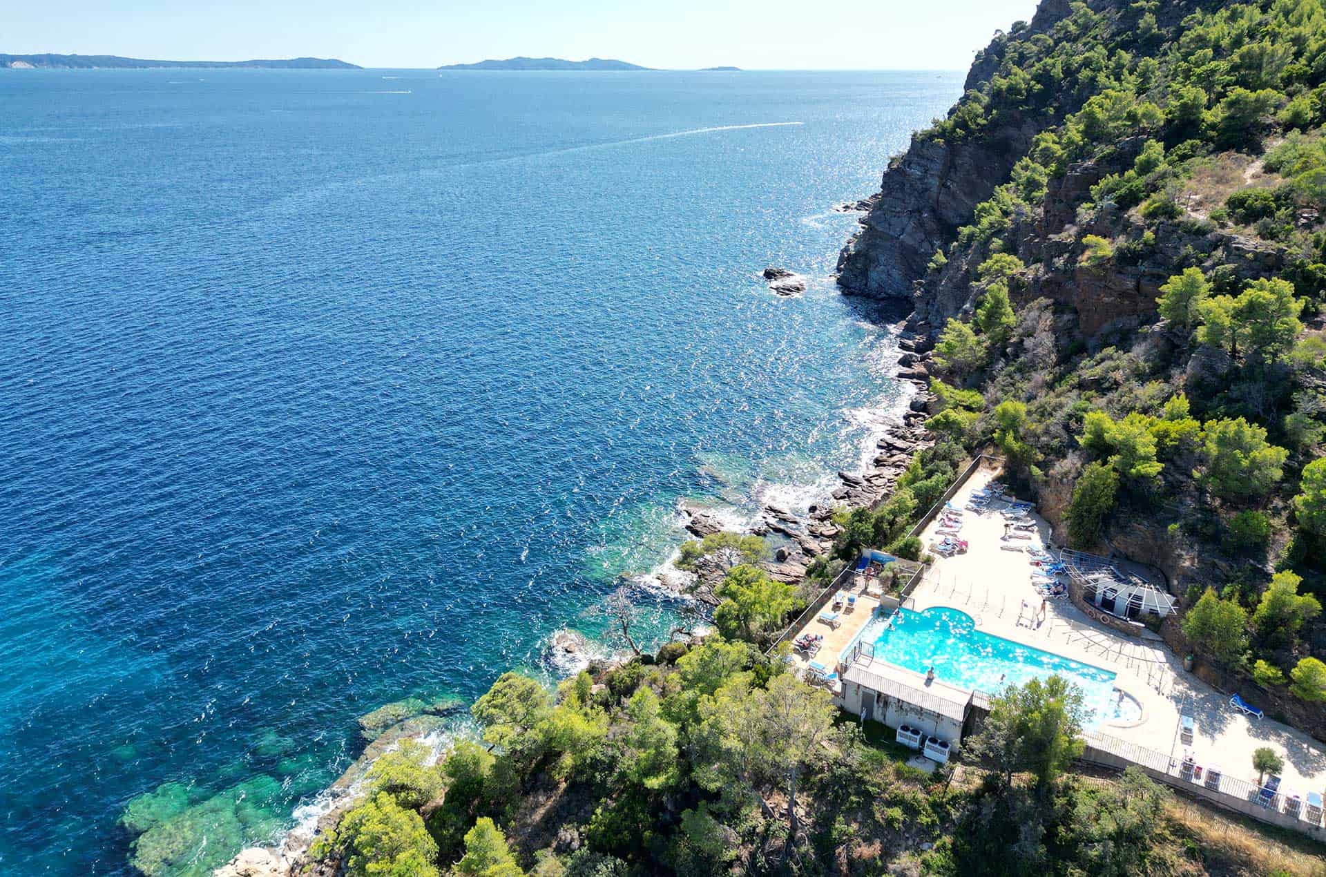 Aerial view of the Goélia Le Domaine de la Pinède holiday residence with its infinity pool in Le Lavandou Aerial view of the Goélia Le Domaine de la Pinède holiday residence with its infinity pool in Le Lavandou