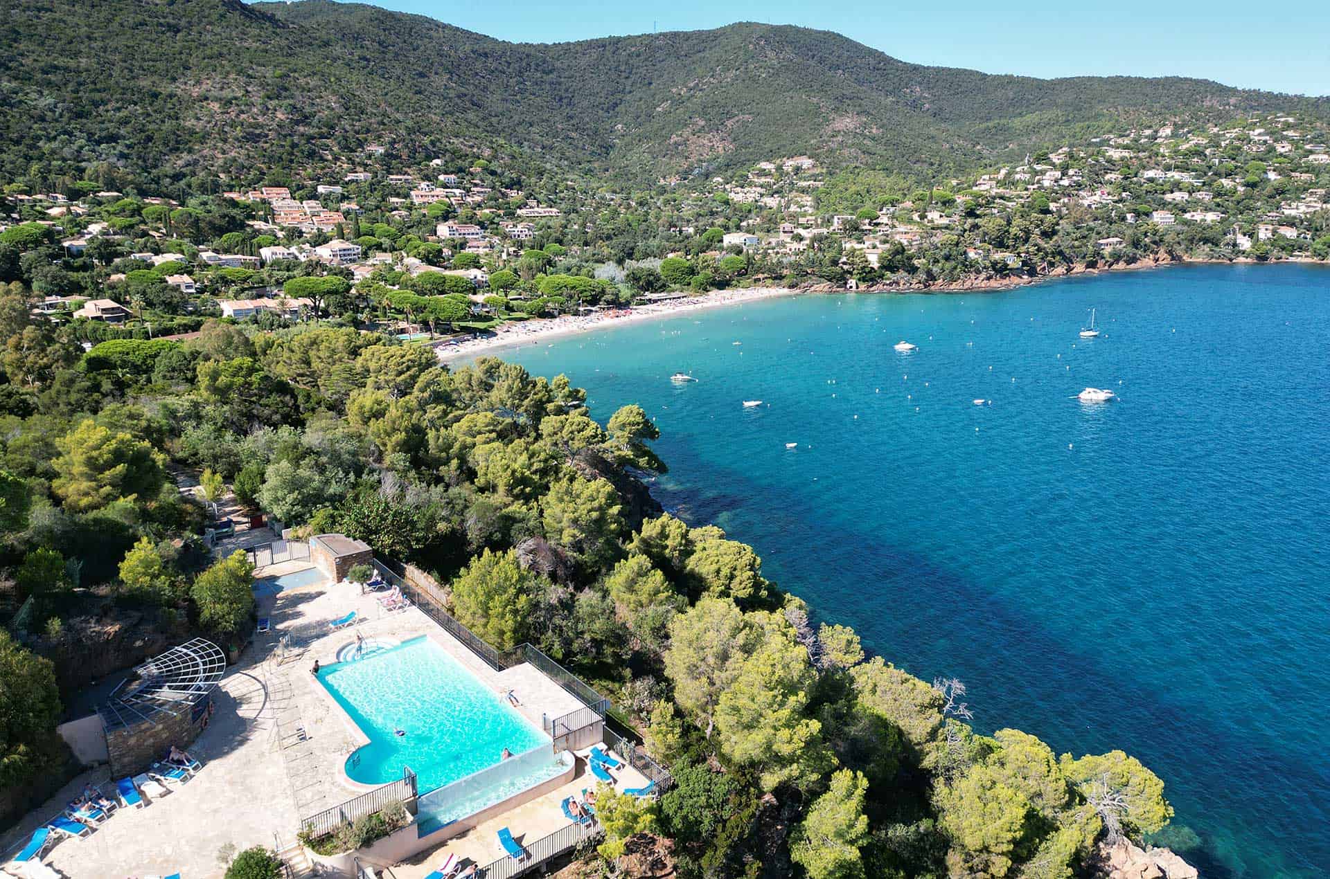 Aerial view of the Goélia Le Domaine de la Pinède holiday residence with its infinity pool in Le Lavandou Aerial view of the Goélia Le Domaine de la Pinède holiday residence with its infinity pool in Le Lavandou