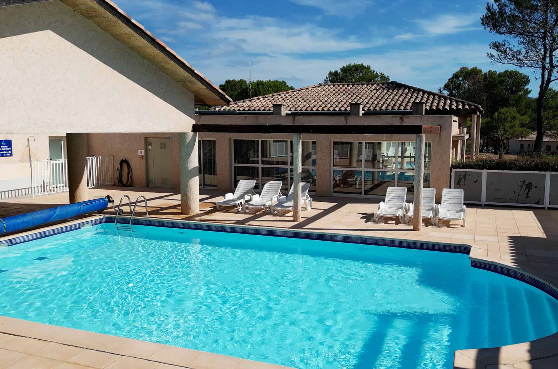 Piscine extérieure chauffée de la résidence de vacances Goélia Le Village Azur à Roquebrune-sur-Argens Piscine extérieure chauffée de la résidence de vacances Goélia Le Village Azur à Roquebrune-sur-Argens