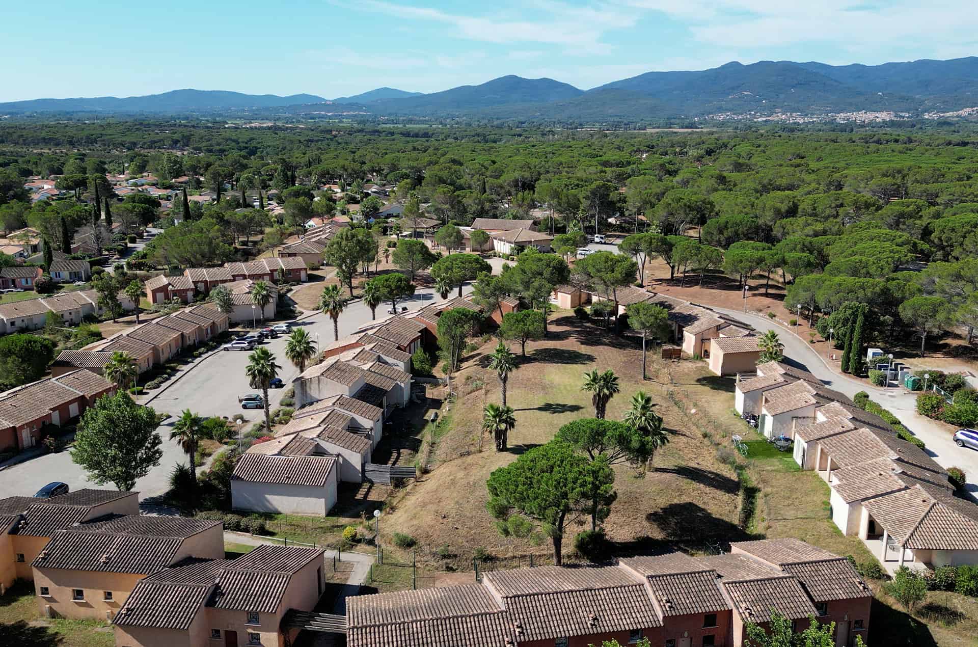 Vue aérienne de la résidence de vacances Goélia Le Village Azur à Roquebrune-sur-Argens Vue aérienne de la résidence de vacances Goélia Le Village Azur à Roquebrune-sur-Argens