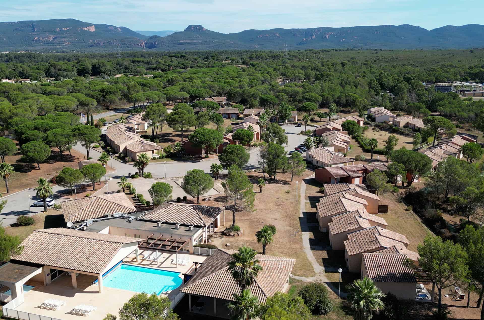 Vue aérienne de la résidence de vacances Goélia Le Village Azur à Roquebrune-sur-Argens Vue aérienne de la résidence de vacances Goélia Le Village Azur à Roquebrune-sur-Argens
