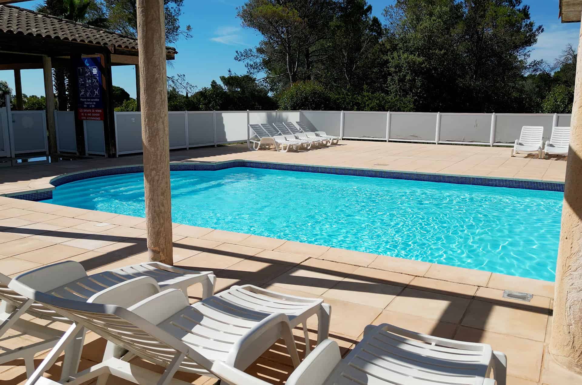 Piscine extérieure chauffée de la résidence de vacances Goélia Le Village Azur à Roquebrune-sur-Argens Piscine extérieure chauffée de la résidence de vacances Goélia Le Village Azur à Roquebrune-sur-Argens