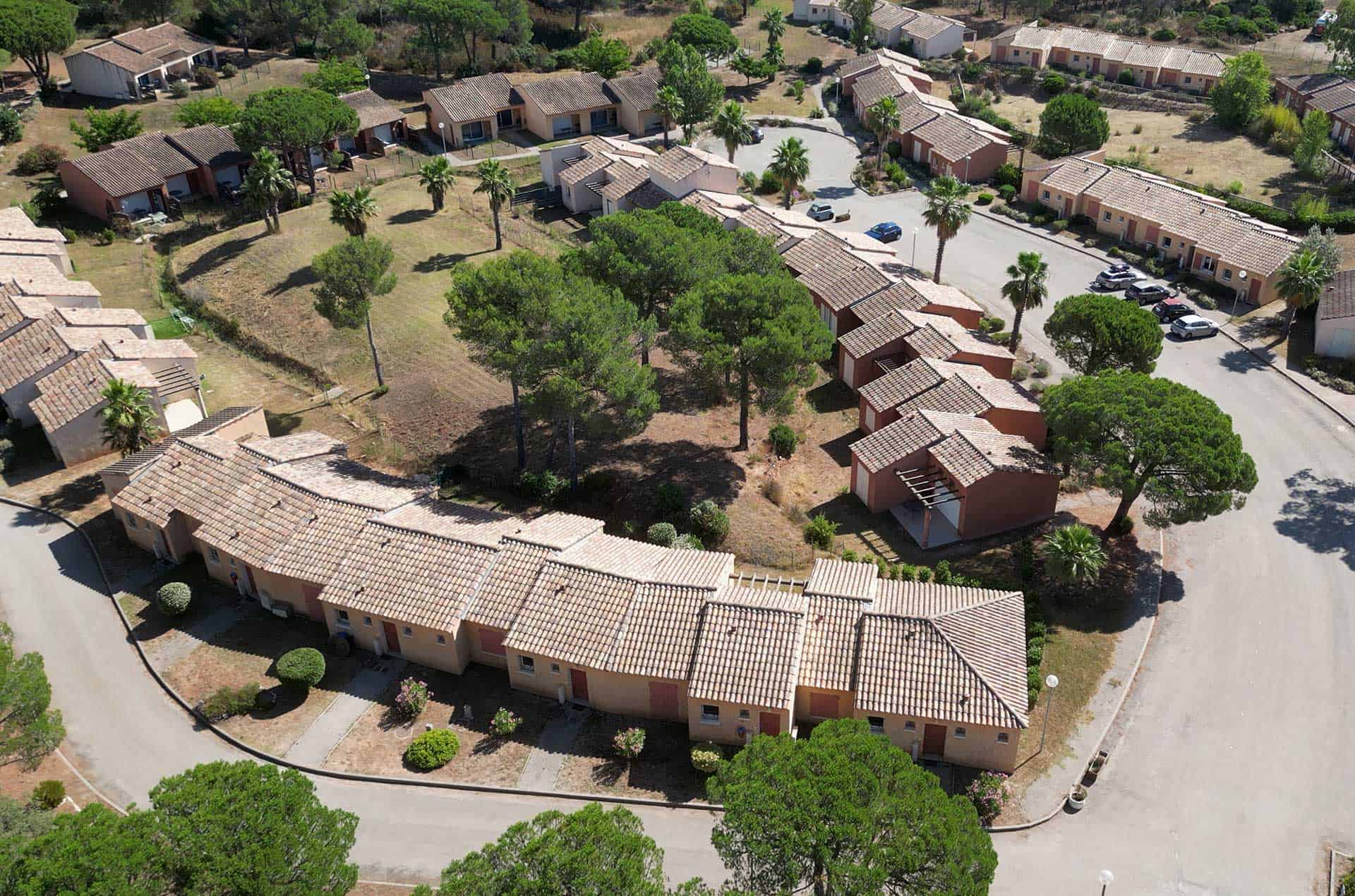 Vue aérienne de la résidence de vacances Goélia Le Village Azur à Roquebrune-sur-Argens Vue aérienne de la résidence de vacances Goélia Le Village Azur à Roquebrune-sur-Argens