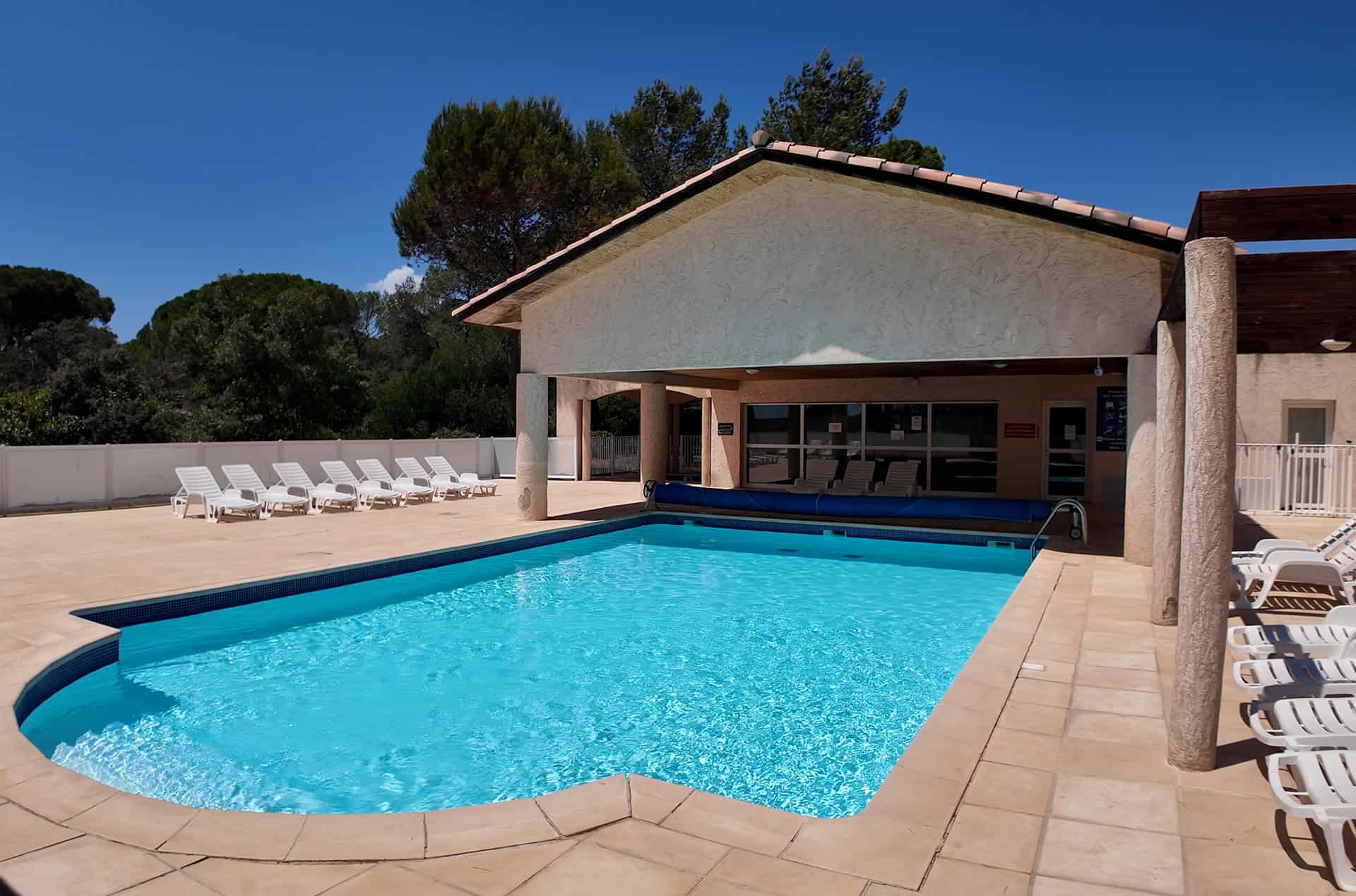 Piscine extérieure chauffée de la résidence de vacances Goélia Le Village Azur à Roquebrune-sur-Argens Piscine extérieure chauffée de la résidence de vacances Goélia Le Village Azur à Roquebrune-sur-Argens