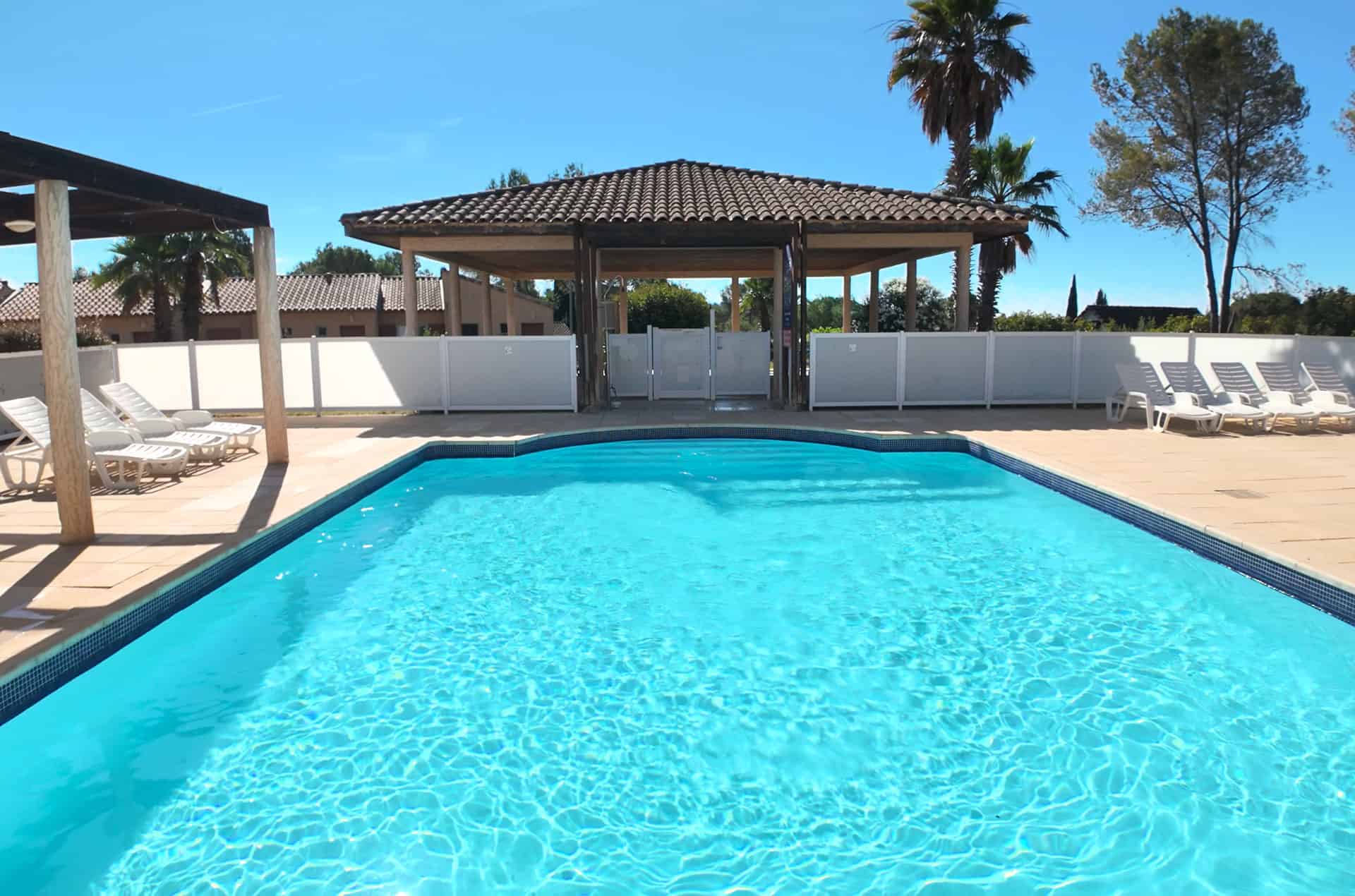 Piscine extérieure chauffée de la résidence de vacances Goélia Le Village Azur à Roquebrune-sur-Argens Piscine extérieure chauffée de la résidence de vacances Goélia Le Village Azur à Roquebrune-sur-Argens