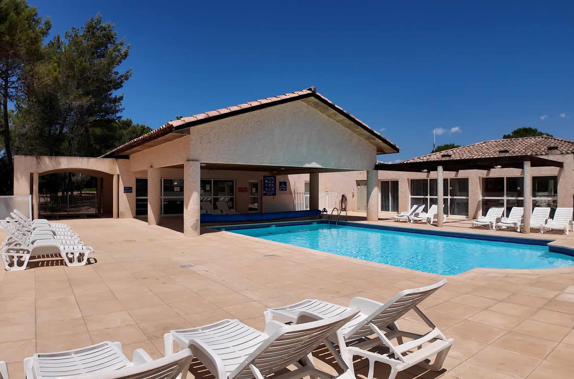 Piscine extérieure chauffée de la résidence de vacances Goélia Le Village Azur à Roquebrune-sur-Argens Piscine extérieure chauffée de la résidence de vacances Goélia Le Village Azur à Roquebrune-sur-Argens