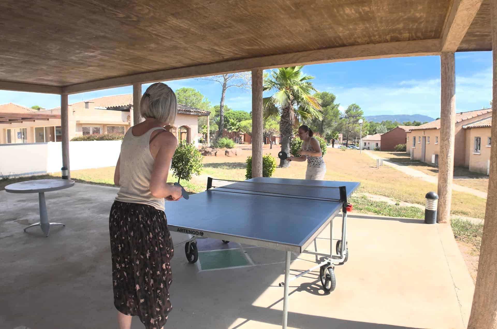Table de tennis de table de la résidence de vacances Goélia Le Village Azur à Roquebrune-sur-Argens Table de tennis de table de la résidence de vacances Goélia Le Village Azur à Roquebrune-sur-Argens