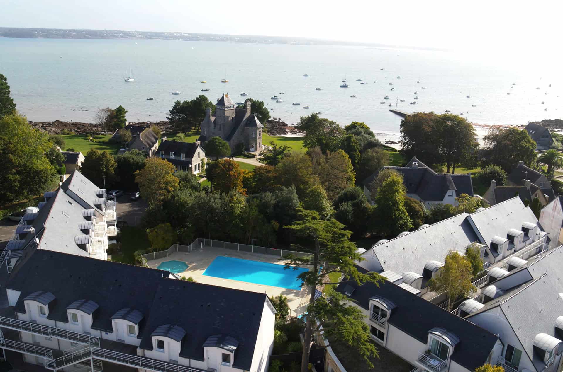 Vue aérienne de la résidence de vacances Goélia Le Domaine des Glénan à Fouesnant Vue aérienne de la résidence de vacances Goélia Le Domaine des Glénan à Fouesnant