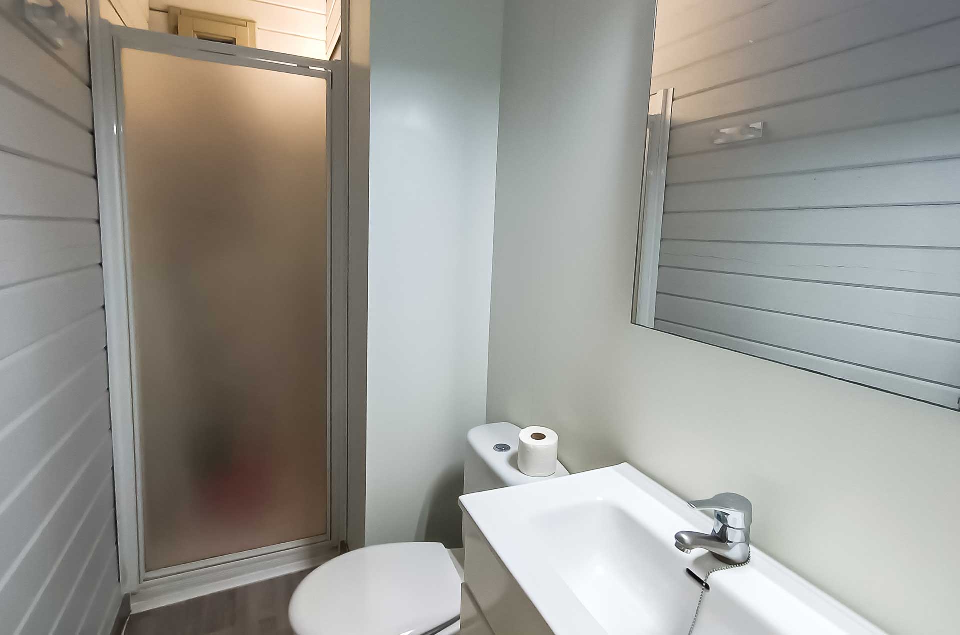 Exemple de salle d'eau du Bungalow PONENT de la résidence de vacances La Llosa à Cambrils, sur la Costa Dorada, en Espagne Exemple de salle d'eau du Bungalow PONENT de la résidence de vacances La Llosa à Cambrils, sur la Costa Dorada, en Espagne