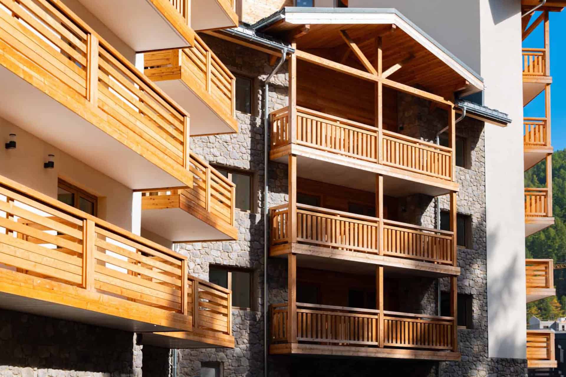 Extérieur de la résidence de vacances Arya Living Stone à Vars dans les Alpes du Sud Extérieur de la résidence de vacances Arya Living Stone à Vars dans les Alpes du Sud