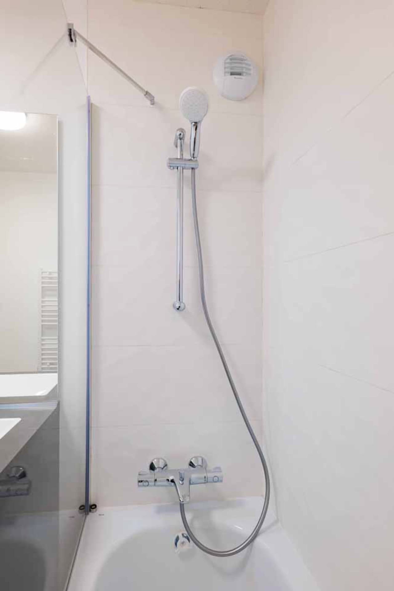 Exemple de douche dans la salle de bain d'un appartement de la résidence de vacances Arya Living Stone à Vars dans les Alpes du Sud Exemple de douche dans la salle de bain d'un appartement de la résidence de vacances Arya Living Stone à Vars dans les Alpes du Sud