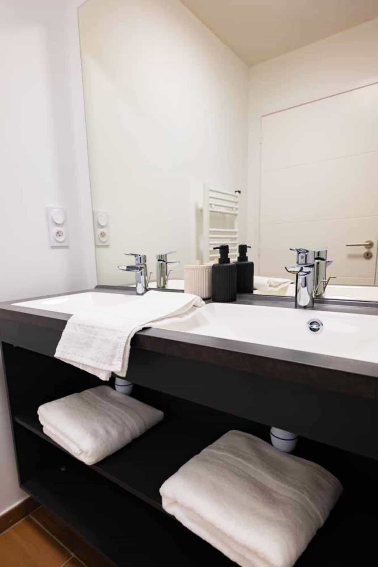 Exemple de salle de bain d'un appartement de la résidence de vacances Arya Living Stone à Vars dans les Alpes du Sud Exemple de salle de bain d'un appartement de la résidence de vacances Arya Living Stone à Vars dans les Alpes du Sud