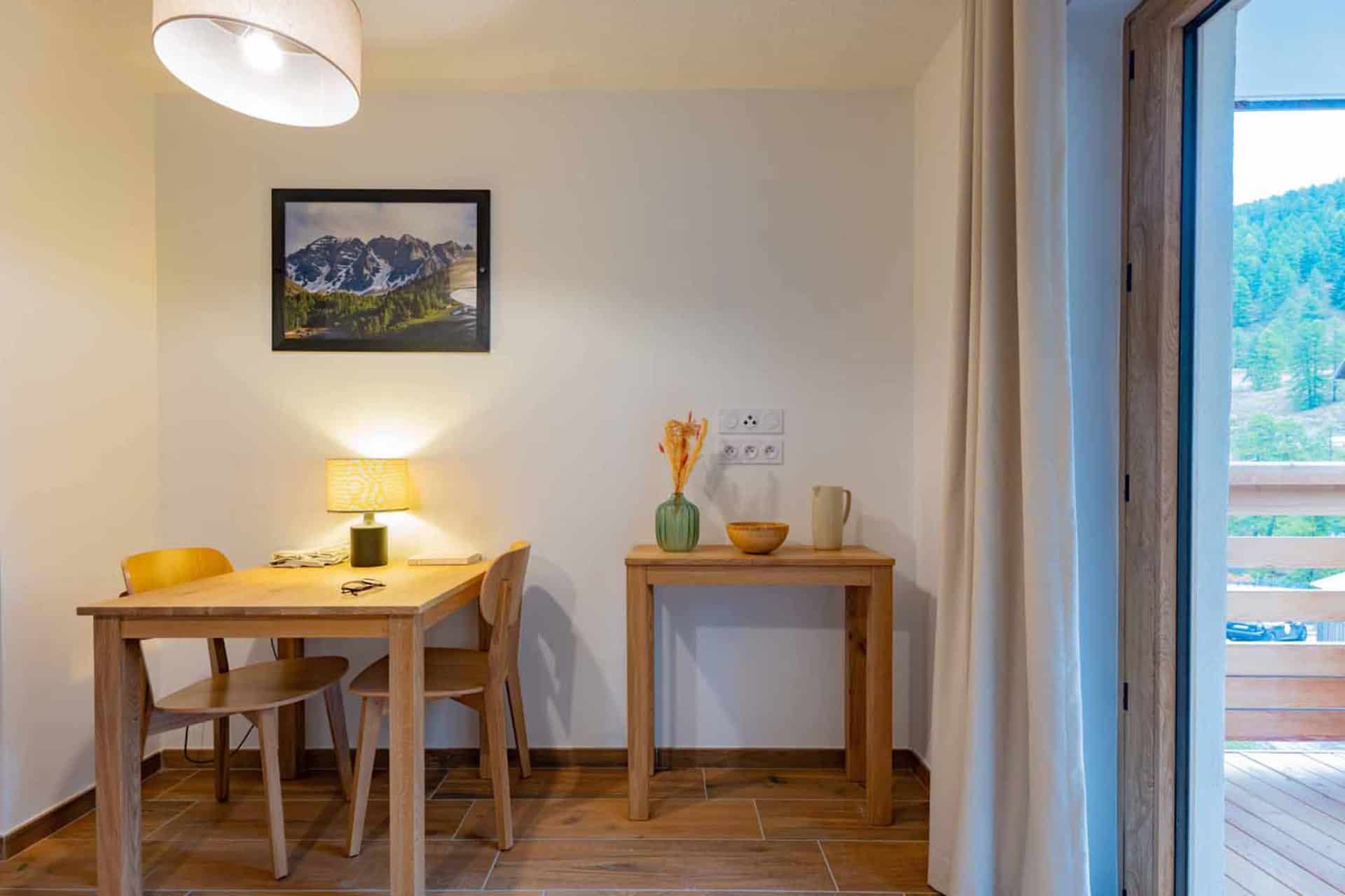 Table à manger d'un studio pour 2 personnes de la résidence de vacances Arya Living Stone à Vars dans les Alpes du Sud Table à manger d'un studio pour 2 personnes de la résidence de vacances Arya Living Stone à Vars dans les Alpes du Sud