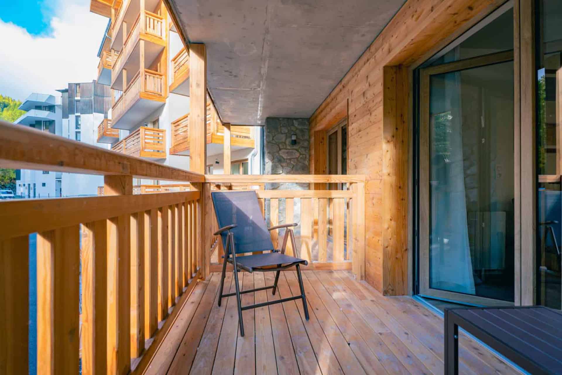 Balcon d'un 2 pièces pour 4 personnes de la résidence de vacances Arya Living Stone à Vars dans les Alpes du Sud Balcon d'un 2 pièces pour 4 personnes de la résidence de vacances Arya Living Stone à Vars dans les Alpes du Sud