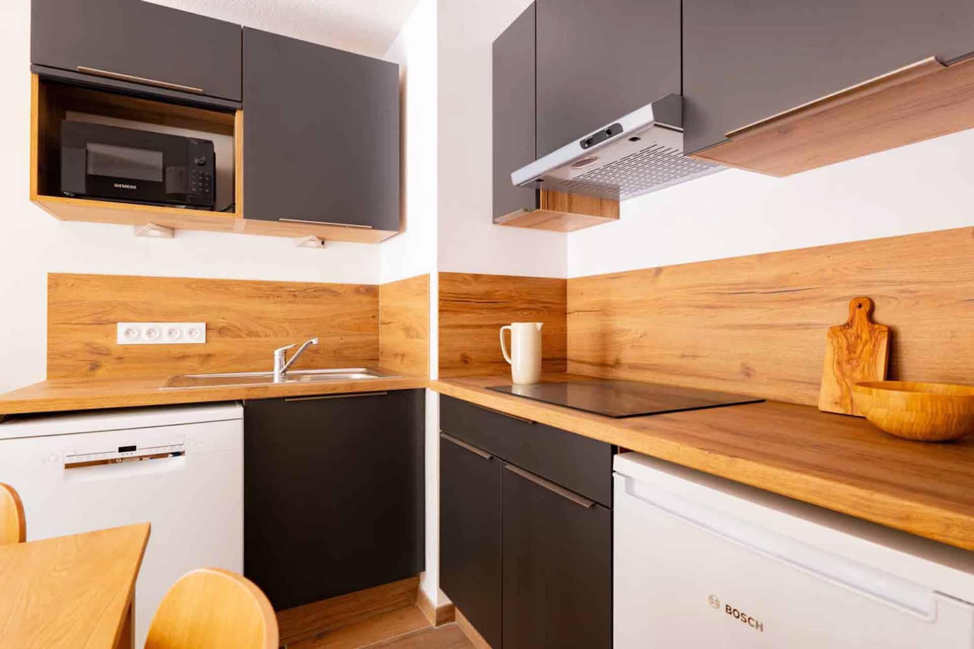 Cuisine équipée d'un 2 pièces pour 4 personnes de la résidence de vacances Arya Living Stone à Vars dans les Alpes du Sud Cuisine équipée d'un 2 pièces pour 4 personnes de la résidence de vacances Arya Living Stone à Vars dans les Alpes du Sud