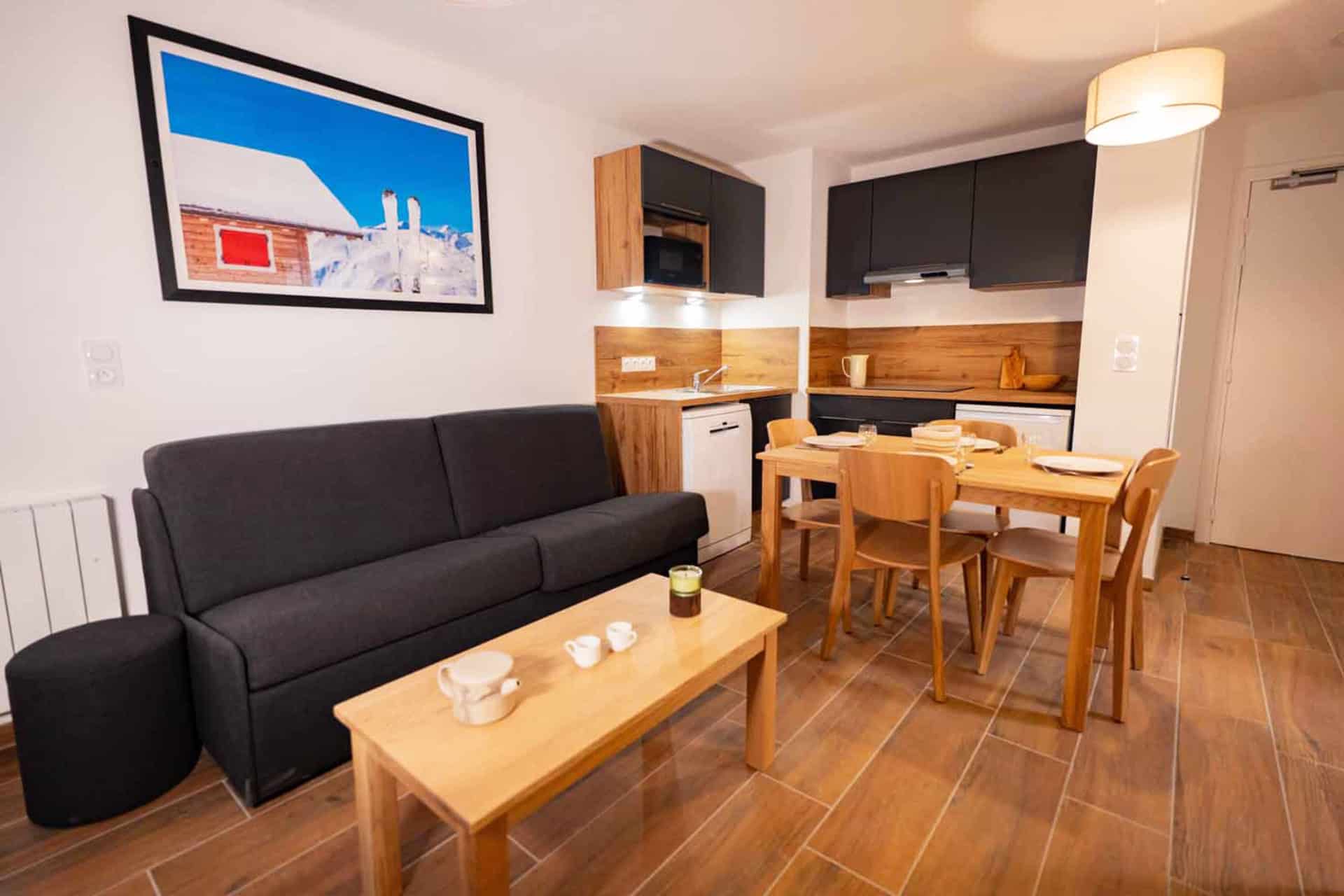 Séjour avec cuisine équipée d'un 2 pièces pour 4 personnes de la résidence de vacances Arya Living Stone à Vars dans les Alpes du Sud Séjour avec cuisine équipée d'un 2 pièces pour 4 personnes de la résidence de vacances Arya Living Stone à Vars dans les Alpes du Sud