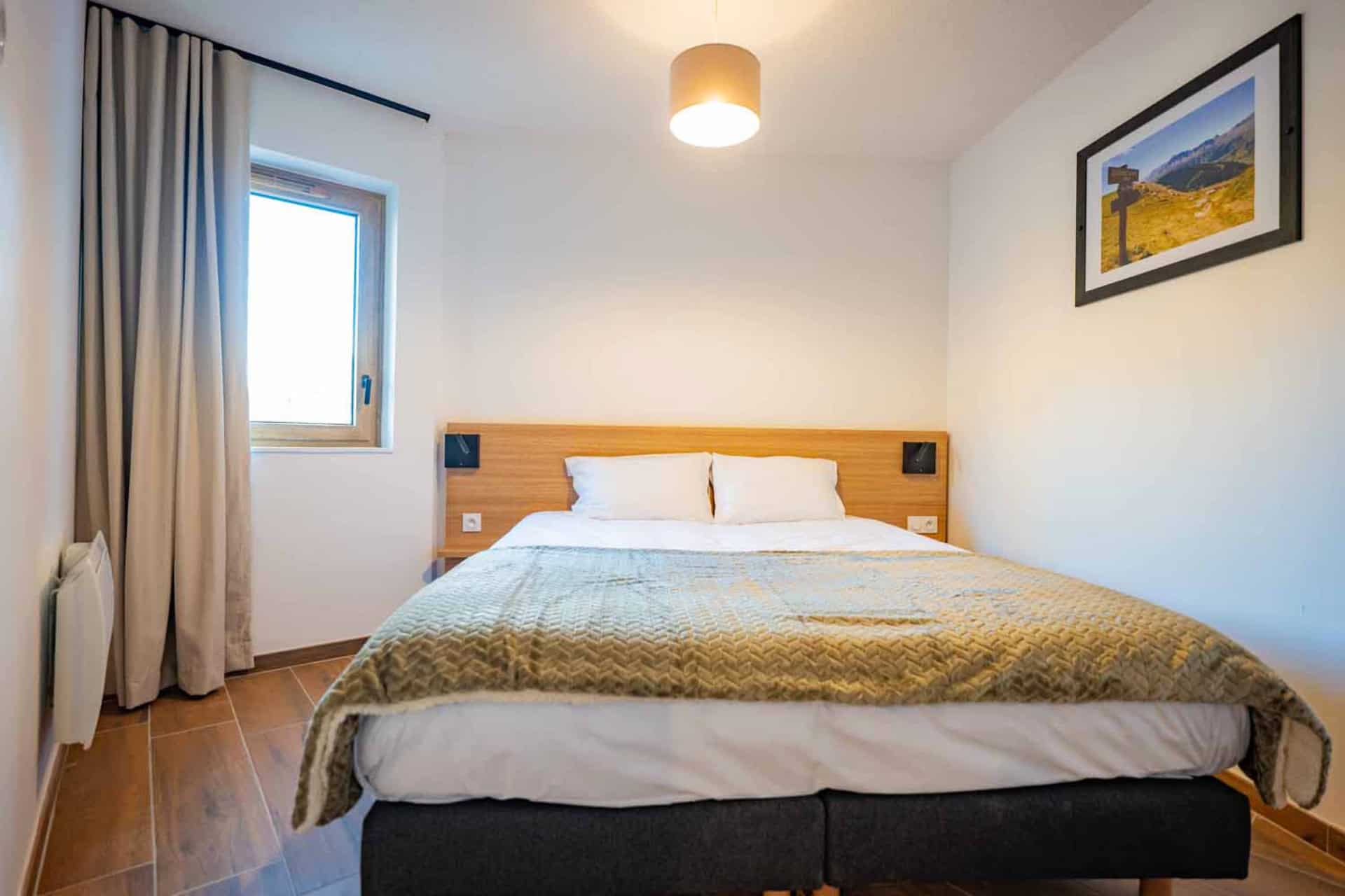 Chambre avec lit double d'un 3 pièces pour 6 personnes de la résidence de vacances Arya Living Stone à Vars dans les Alpes du Sud Chambre avec lit double d'un 3 pièces pour 6 personnes de la résidence de vacances Arya Living Stone à Vars dans les Alpes du Sud