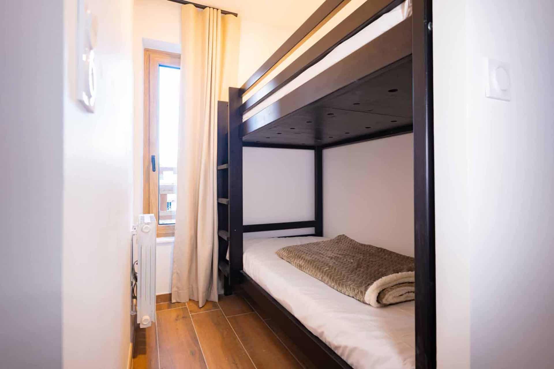 Chambre avec 2 lits superposés dans un 3 pièces pour 6 personnes de la résidence de vacances Arya Living Stone à Vars dans les Alpes du Sud Chambre avec 2 lits superposés dans un 3 pièces pour 6 personnes de la résidence de vacances Arya Living Stone à Vars dans les Alpes du Sud