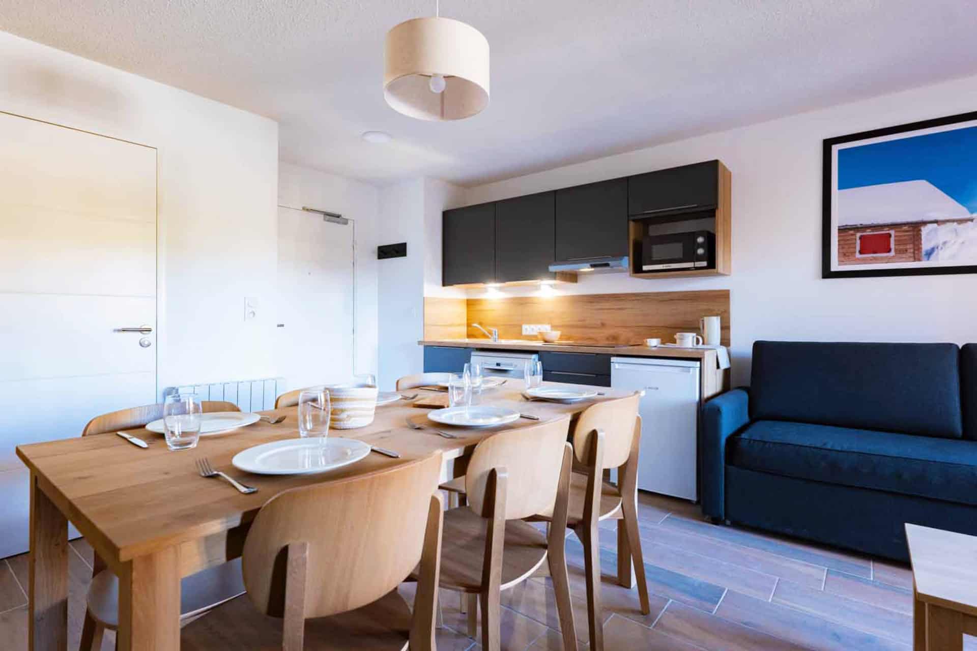 Séjour avec cuisine équipée d'un 3 pièces pour 6 personnes de la résidence de vacances Arya Living Stone à Vars dans les Alpes du Sud Séjour avec cuisine équipée d'un 3 pièces pour 6 personnes de la résidence de vacances Arya Living Stone à Vars dans les Alpes du Sud