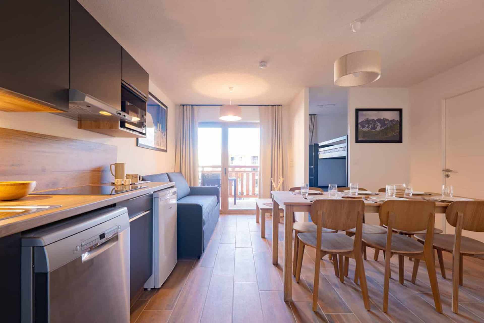 Séjour avec cuisine d'un 3 pièces pour 6 personnes de la résidence de vacances Arya Living Stone à Vars dans les Alpes du Sud Séjour avec cuisine d'un 3 pièces pour 6 personnes de la résidence de vacances Arya Living Stone à Vars dans les Alpes du Sud