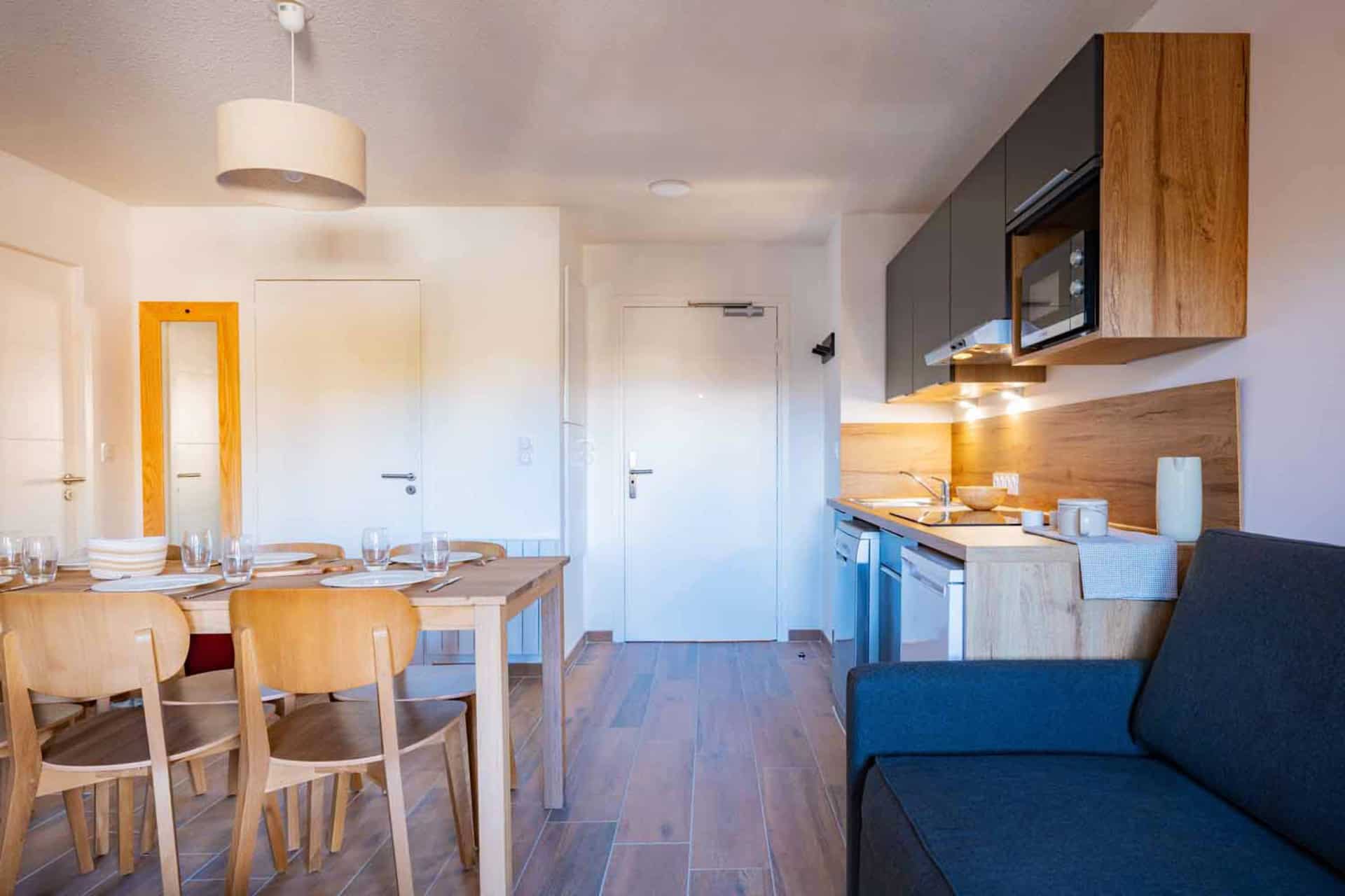 Salon avec cuisine d'un 3 pièces pour 6 personnes de la résidence de vacances Arya Living Stone à Vars dans les Alpes du Sud Salon avec cuisine d'un 3 pièces pour 6 personnes de la résidence de vacances Arya Living Stone à Vars dans les Alpes du Sud