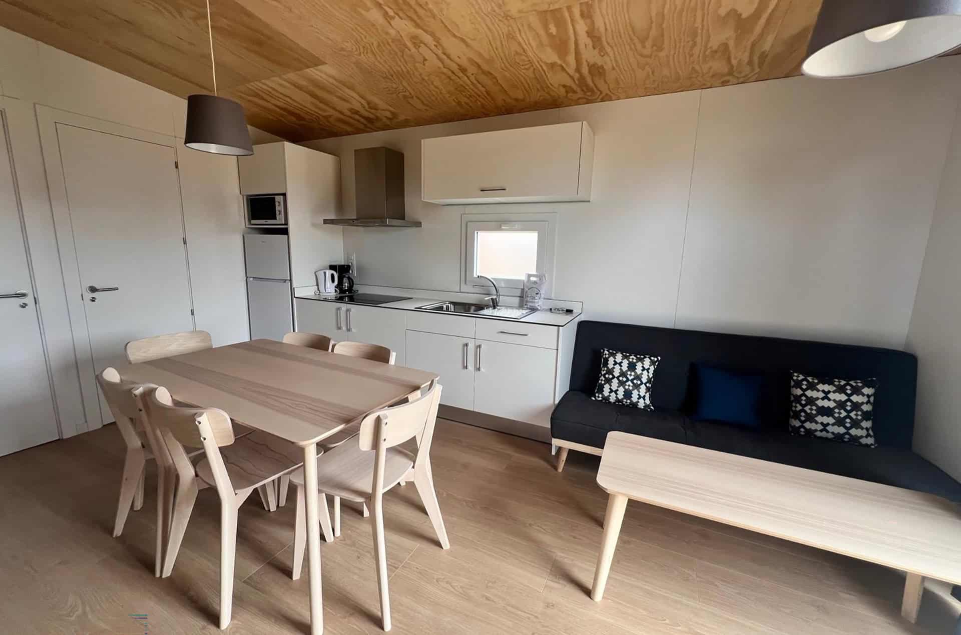 Exemple d'intérieur d'un mobil-home plus de la résidence de vacances Resort Els Pins à Malgrat de Mar, sur la Costa Barcelona, en Espagne Exemple d'intérieur d'un mobil-home plus de la résidence de vacances Resort Els Pins à Malgrat de Mar, sur la Costa Barcelona, en Espagne