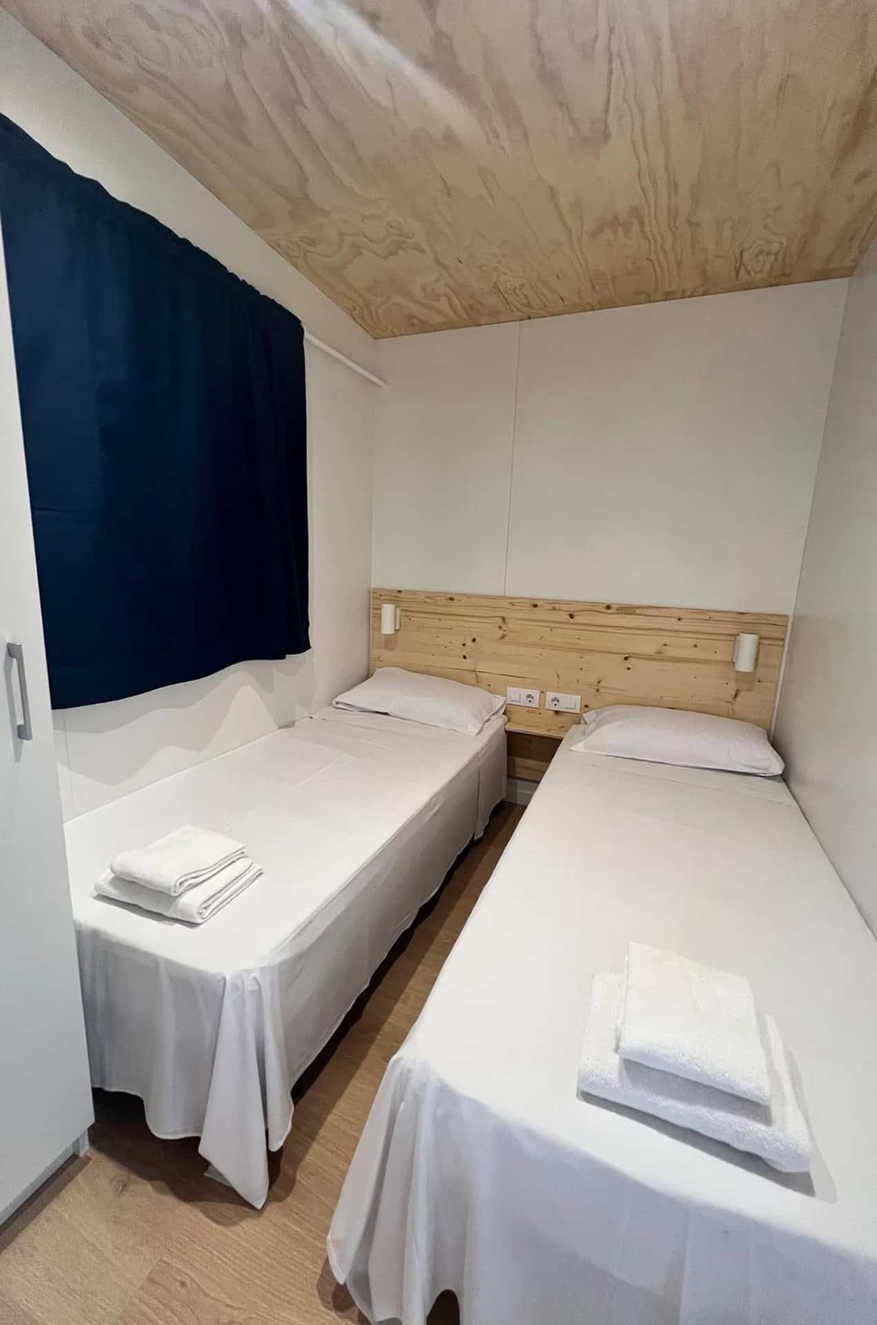 Exemple d'une chambre d'un mobil-home plus de la résidence de vacances Resort Els Pins à Malgrat de Mar, sur la Costa Barcelona, en Espagne Exemple d'une chambre d'un mobil-home plus de la résidence de vacances Resort Els Pins à Malgrat de Mar, sur la Costa Barcelona, en Espagne