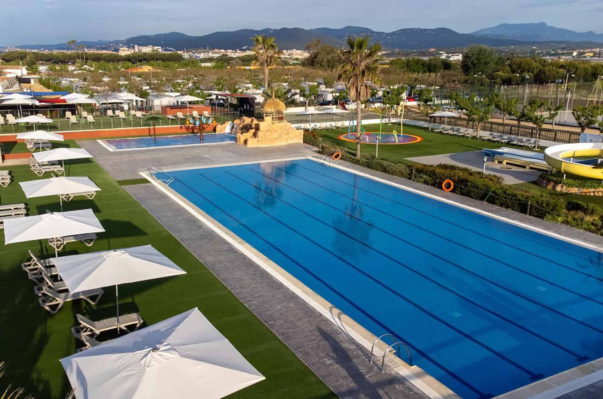 Piscine de la résidence de vacances Resort Els Pins à Malgrat de Mar, sur la Costa Barcelona, en Espagne Piscine de la résidence de vacances Resort Els Pins à Malgrat de Mar, sur la Costa Barcelona, en Espagne