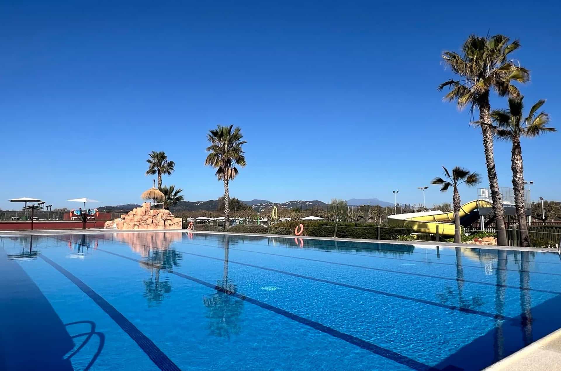 Piscine de la résidence de vacances Resort Els Pins à Malgrat de Mar, sur la Costa Barcelona, en Espagne Piscine de la résidence de vacances Resort Els Pins à Malgrat de Mar, sur la Costa Barcelona, en Espagne