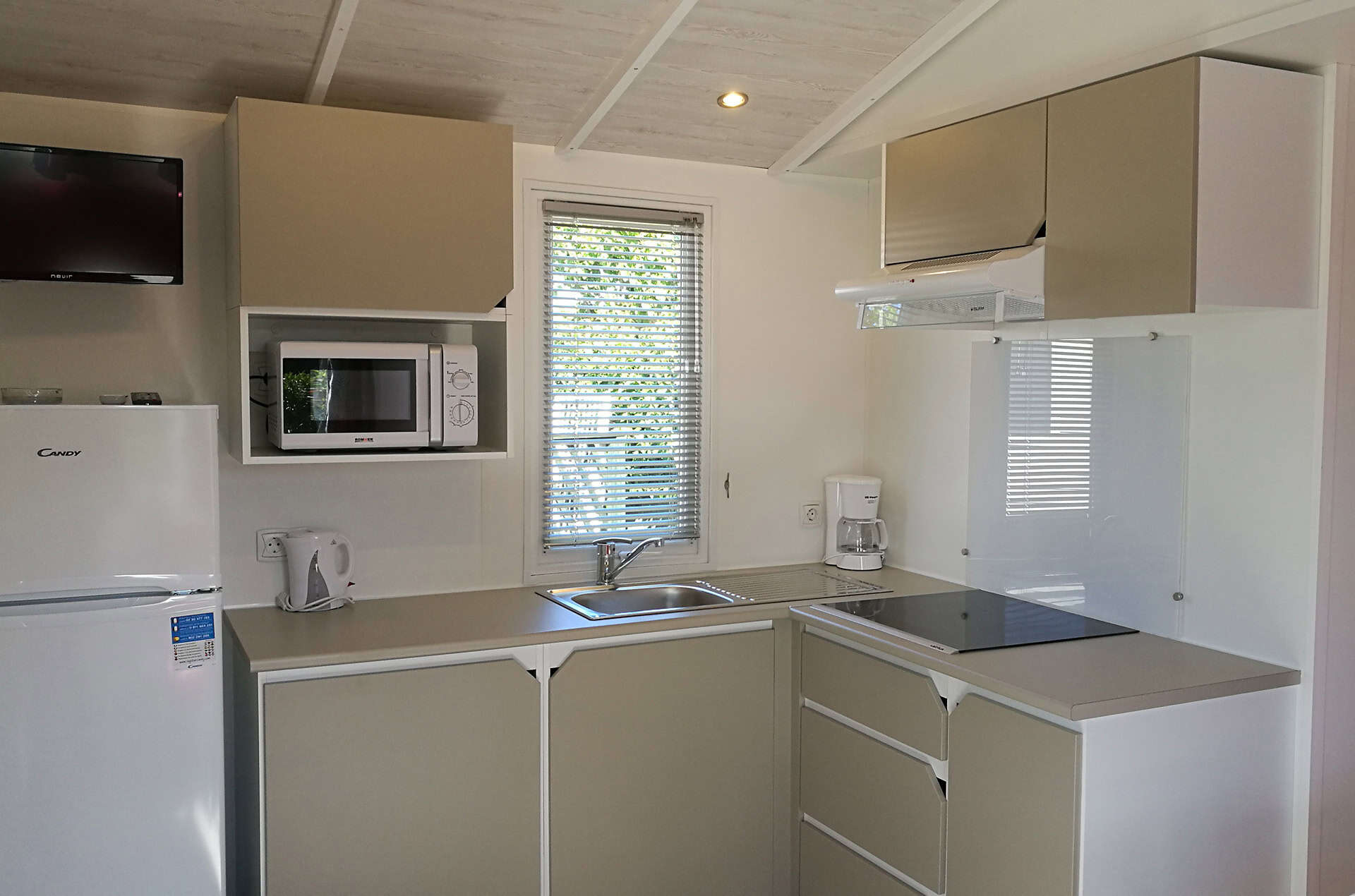 Exemple d'intérieur d'un mobil home plus de la résidence de vacances Resort Els Pins à Malgrat de Mar, sur la Costa Barcelona, en Espagne Exemple d'intérieur d'un mobil home plus de la résidence de vacances Resort Els Pins à Malgrat de Mar, sur la Costa Barcelona, en Espagne