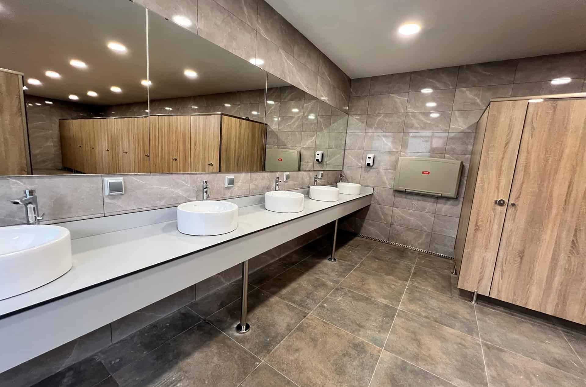 Sanitaires de la résidence de vacances Resort Els Pins à Malgrat de Mar, sur la Costa Barcelona, en Espagne Sanitaires de la résidence de vacances Resort Els Pins à Malgrat de Mar, sur la Costa Barcelona, en Espagne