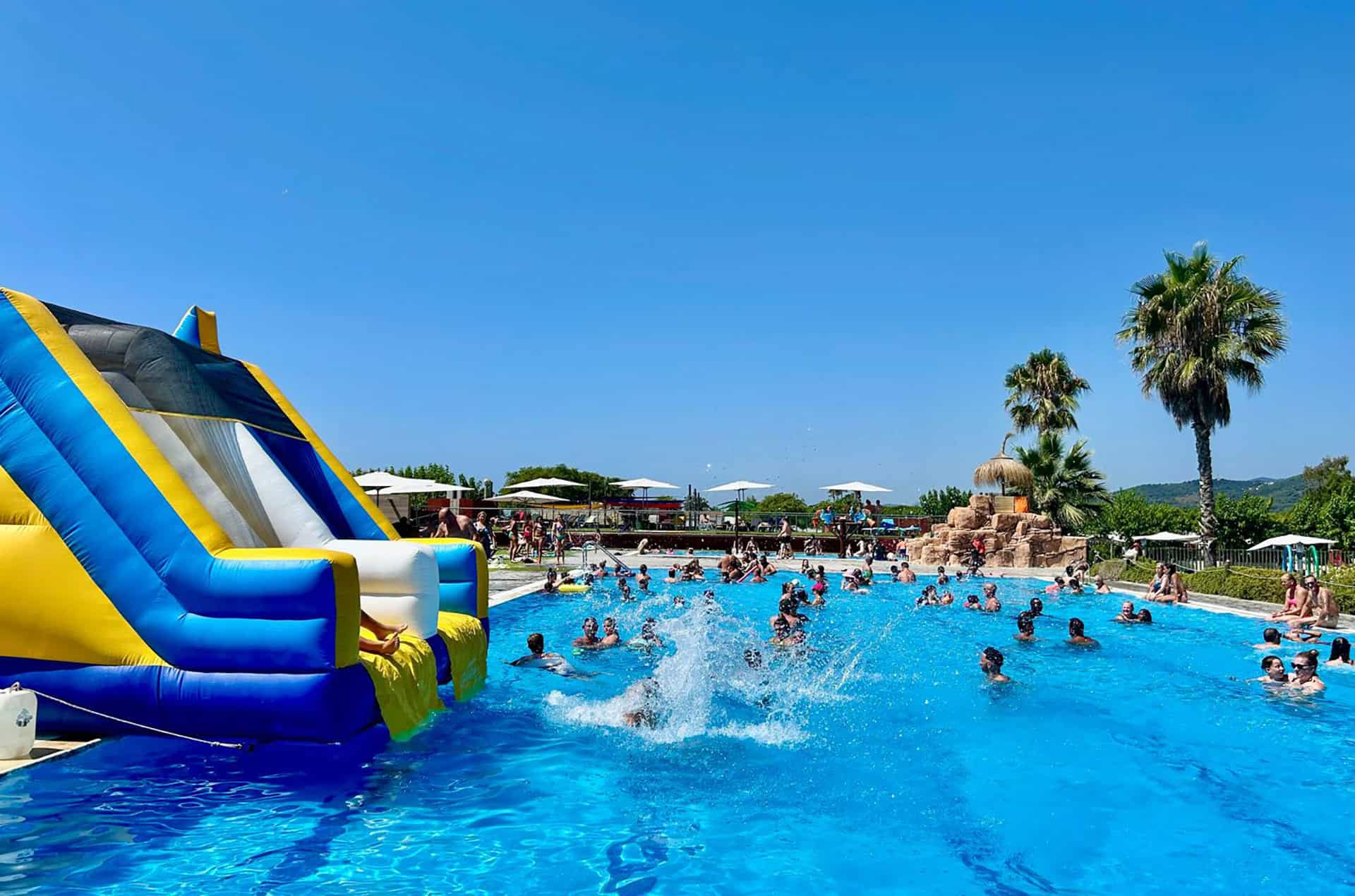 Espace aquatique de la résidence de vacances Resort Els Pins à Malgrat de Mar, sur la Costa Barcelona, en Espagne Espace aquatique de la résidence de vacances Resort Els Pins à Malgrat de Mar, sur la Costa Barcelona, en Espagne