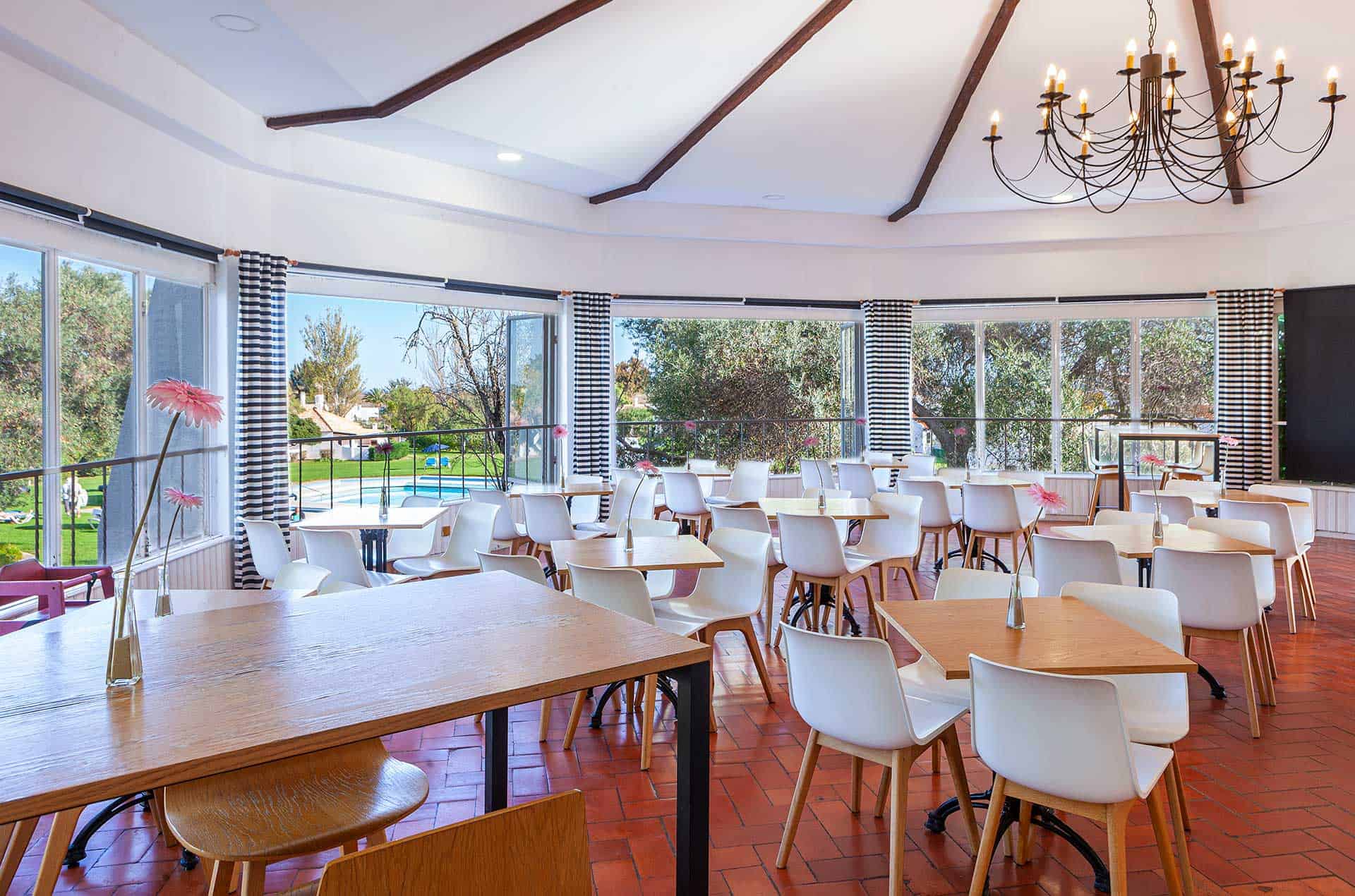 Bar Nora du resort Pedras d'el Rei à Santa Luzia, en Algarve, Portugal (l'abus d'alcool est dangereux pour la santé) Bar Nora du resort Pedras d'el Rei à Santa Luzia, en Algarve, Portugal (l'abus d'alcool est dangereux pour la santé)