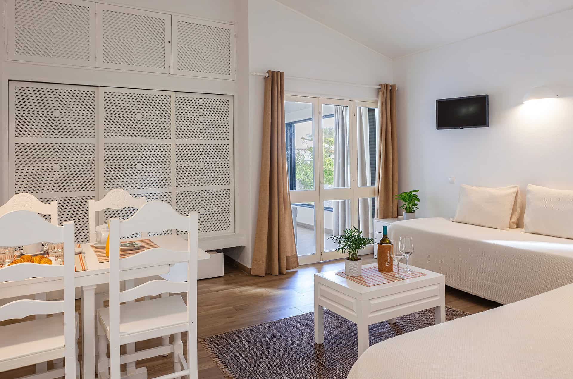 Exemple d'intérieur d'un studio du resort Pedras d'el Rei à Santa Luzia, en Algarve, Portugal Exemple d'intérieur d'un studio du resort Pedras d'el Rei à Santa Luzia, en Algarve, Portugal