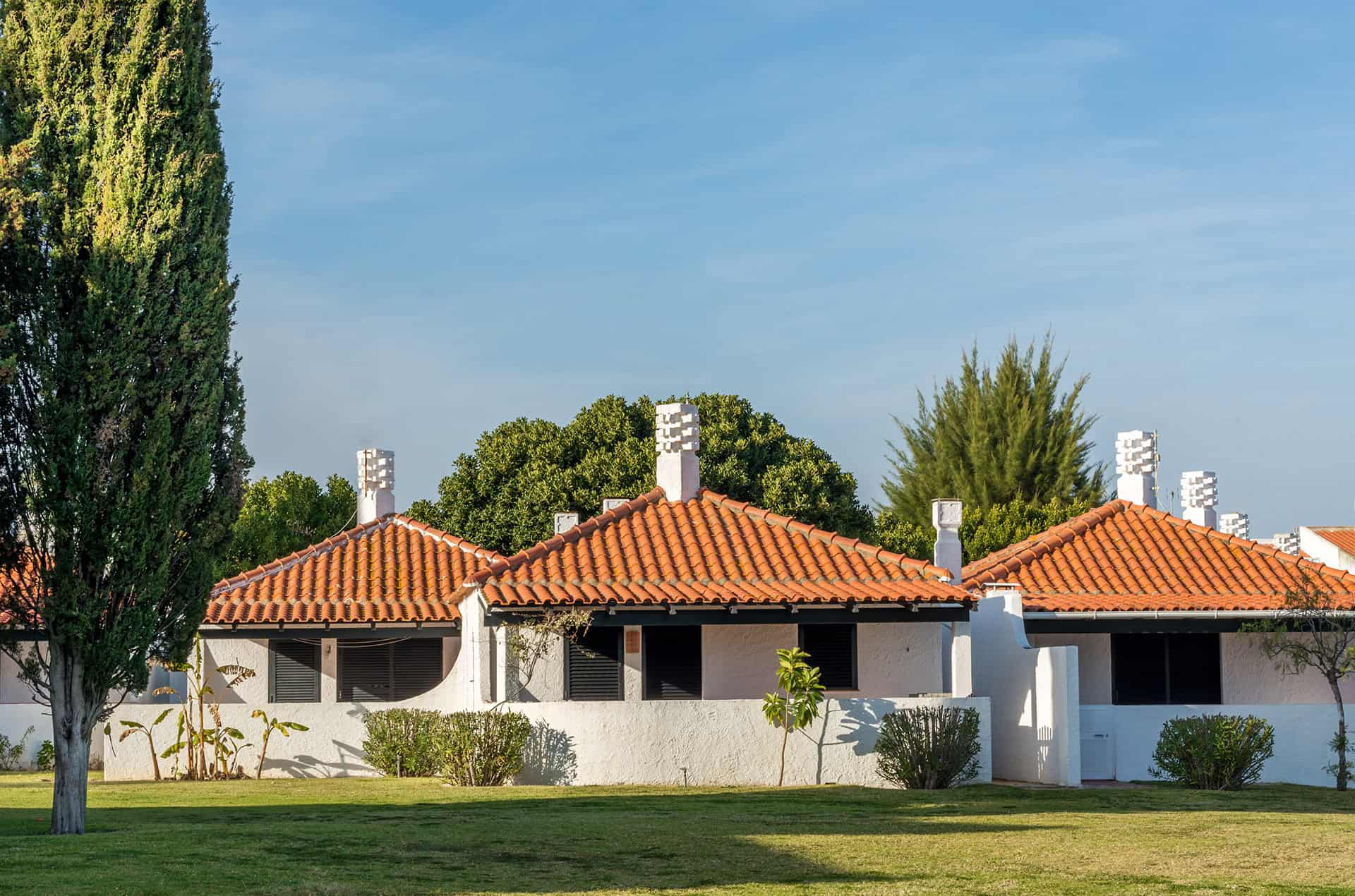 Exemple d'extérieur d'une villa 4 personnes du resort Pedras d'el Rei à Santa Luzia, en Algarve, Portugal Exemple d'extérieur d'une villa 4 personnes du resort Pedras d'el Rei à Santa Luzia, en Algarve, Portugal