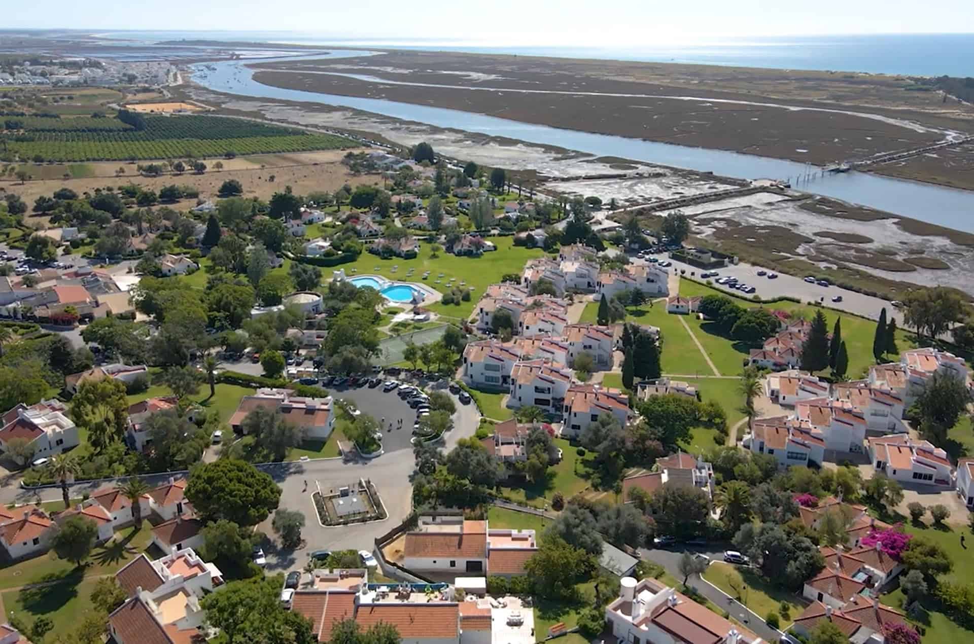 Vue aérienne du resort Pedras d'el Rei à Santa Luzia, en Algarve, Portugal Vue aérienne du resort Pedras d'el Rei à Santa Luzia, en Algarve, Portugal