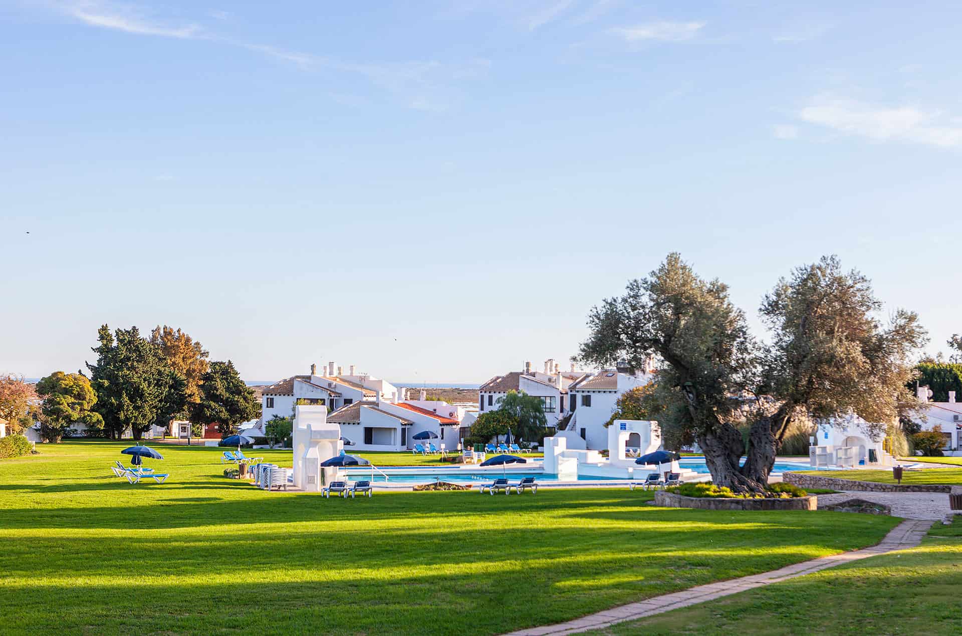 Piscine extérieure du resort Pedras d'el Rei à Santa Luzia, en Algarve, Portugal Piscine extérieure du resort Pedras d'el Rei à Santa Luzia, en Algarve, Portugal