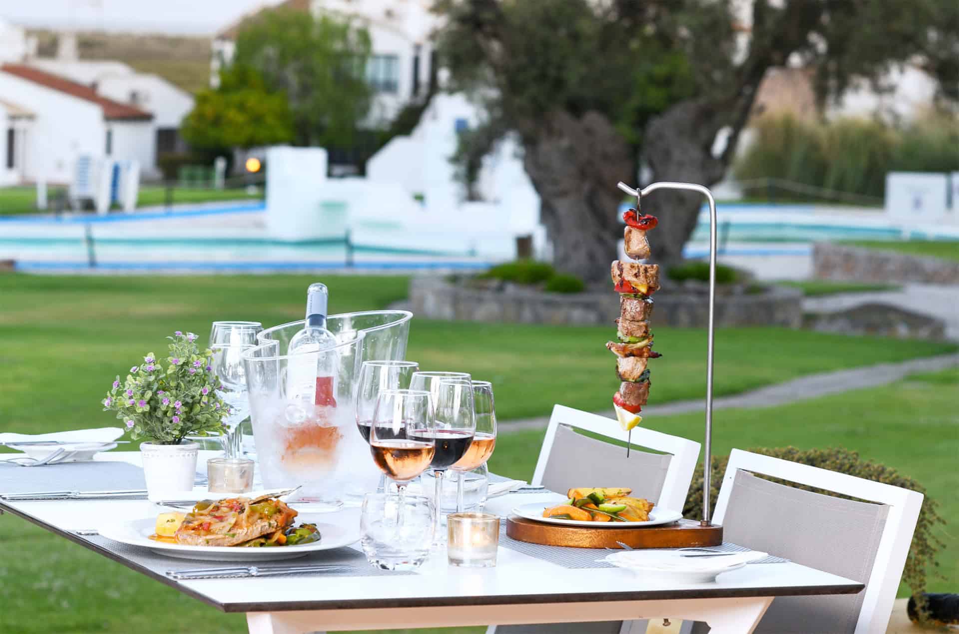 Restaurant du resort Pedras d'el Rei à Santa Luzia, en Algarve, Portugal (l'abus d'alcool est dangereux pour la santé) Restaurant du resort Pedras d'el Rei à Santa Luzia, en Algarve, Portugal (l'abus d'alcool est dangereux pour la santé)