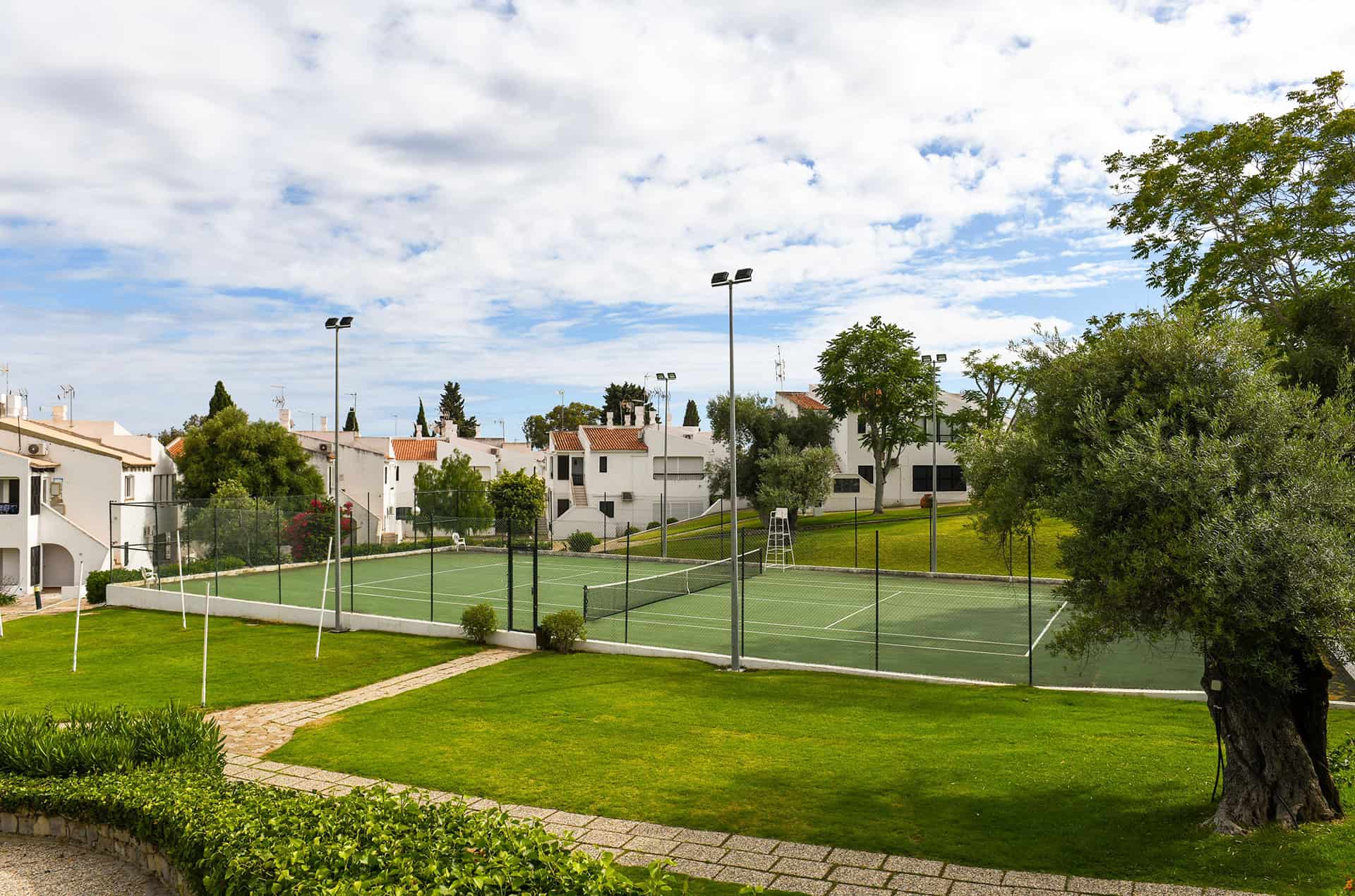 Terrain de tennis du resort Pedras d'el Rei à Santa Luzia, en Algarve, Portugal Terrain de tennis du resort Pedras d'el Rei à Santa Luzia, en Algarve, Portugal