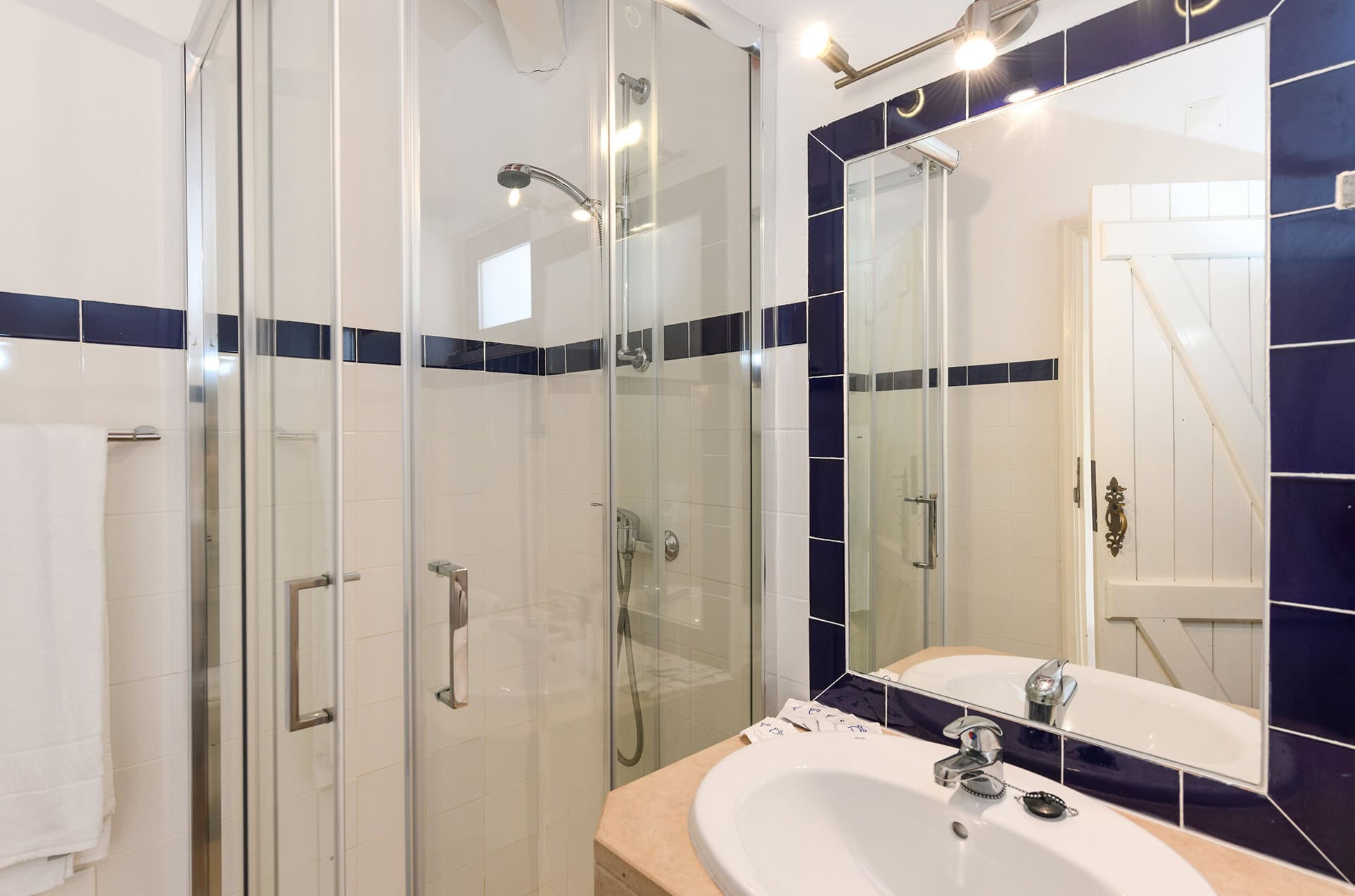 Exemple de salle d'eau d'une villa 6 personnes du resort Pedras d'el Rei à Santa Luzia, en Algarve, Portugal Exemple de salle d'eau d'une villa 6 personnes du resort Pedras d'el Rei à Santa Luzia, en Algarve, Portugal