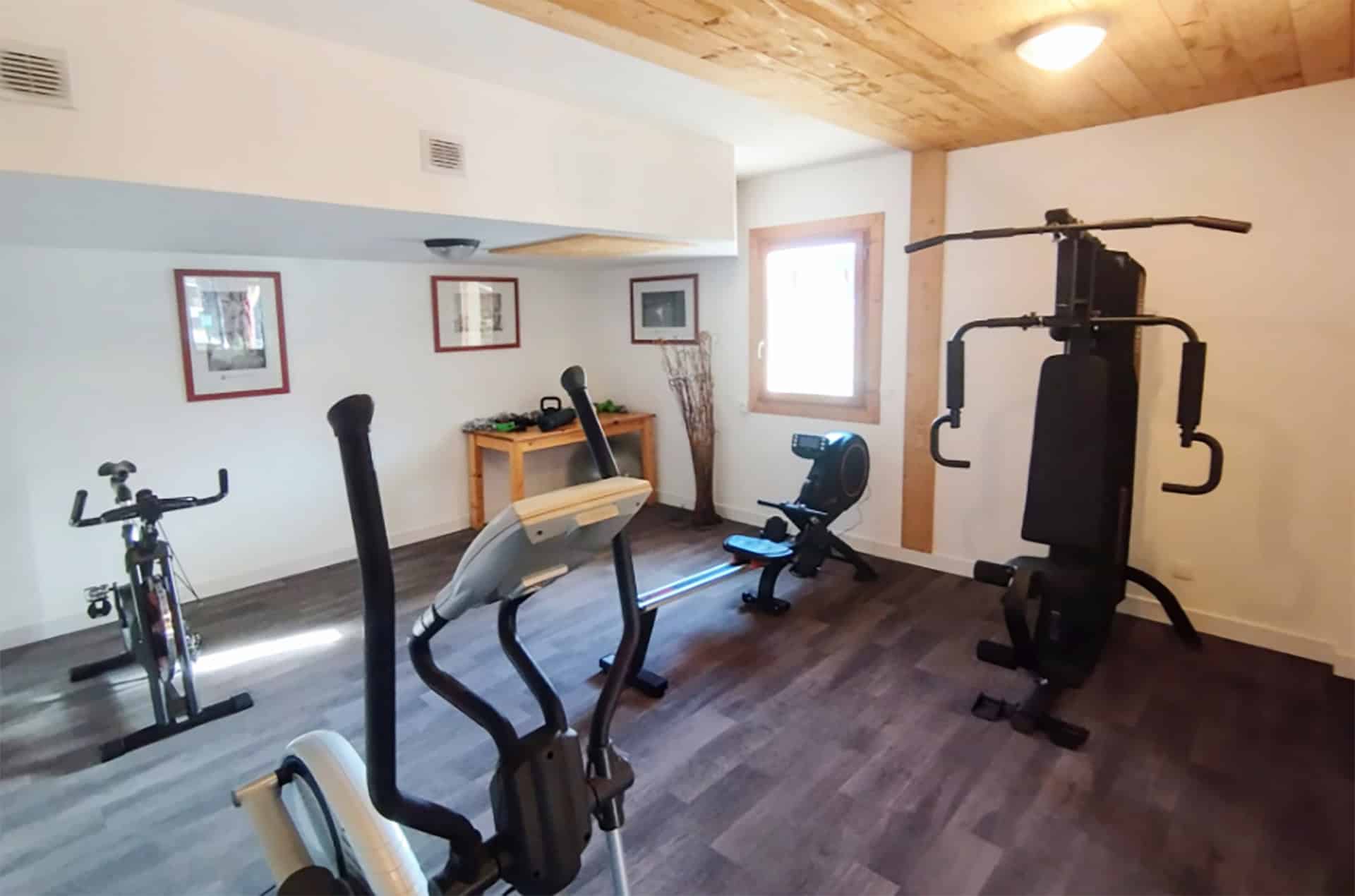 Petite salle fitness de la résidence de vacances Les Flocons d'Argent à Aussois, dans les Alpes du Nord Petite salle fitness de la résidence de vacances Les Flocons d'Argent à Aussois, dans les Alpes du Nord