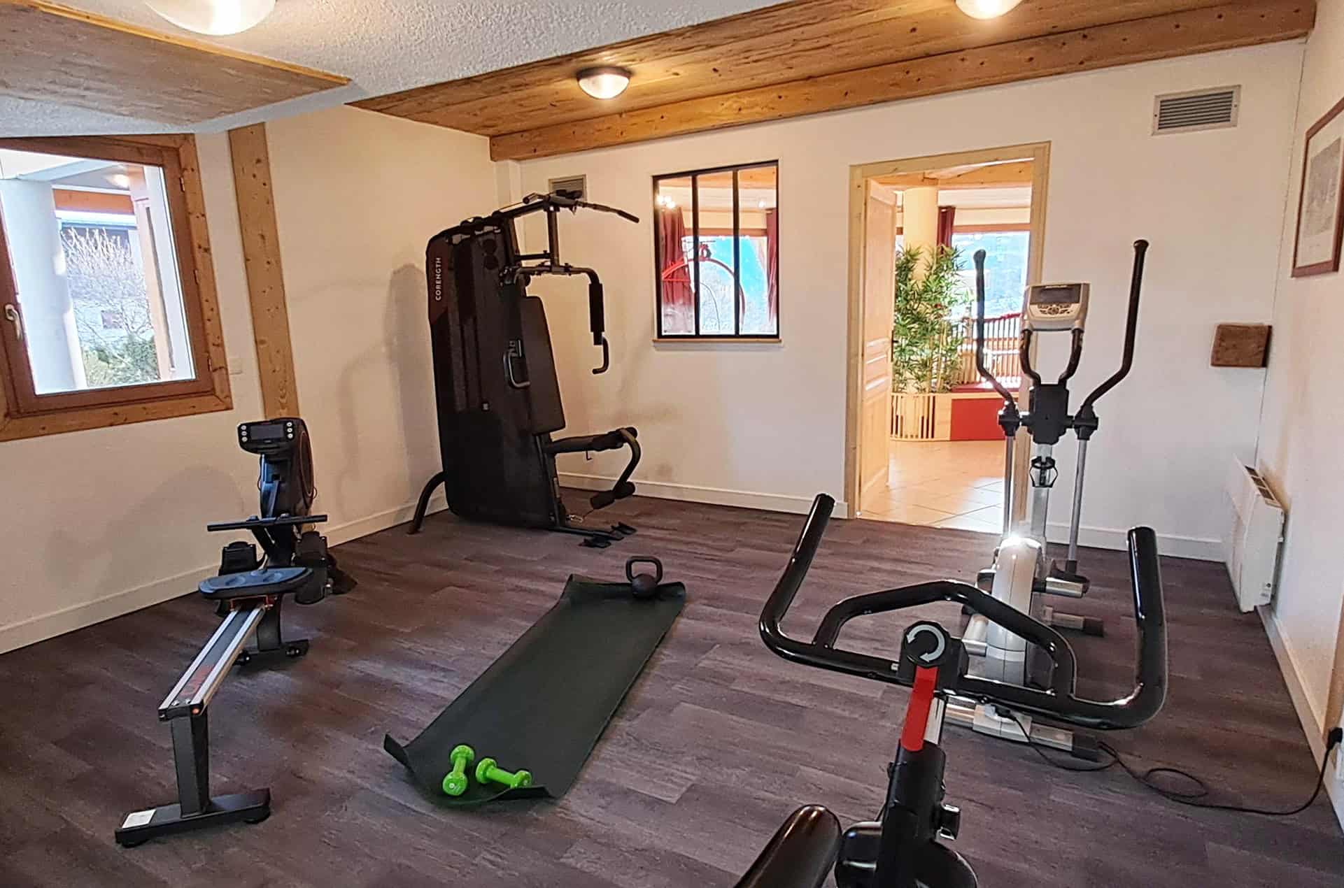Petite salle fitness de la résidence de vacances Les Flocons d'Argent à Aussois, dans les Alpes du Nord Petite salle fitness de la résidence de vacances Les Flocons d'Argent à Aussois, dans les Alpes du Nord