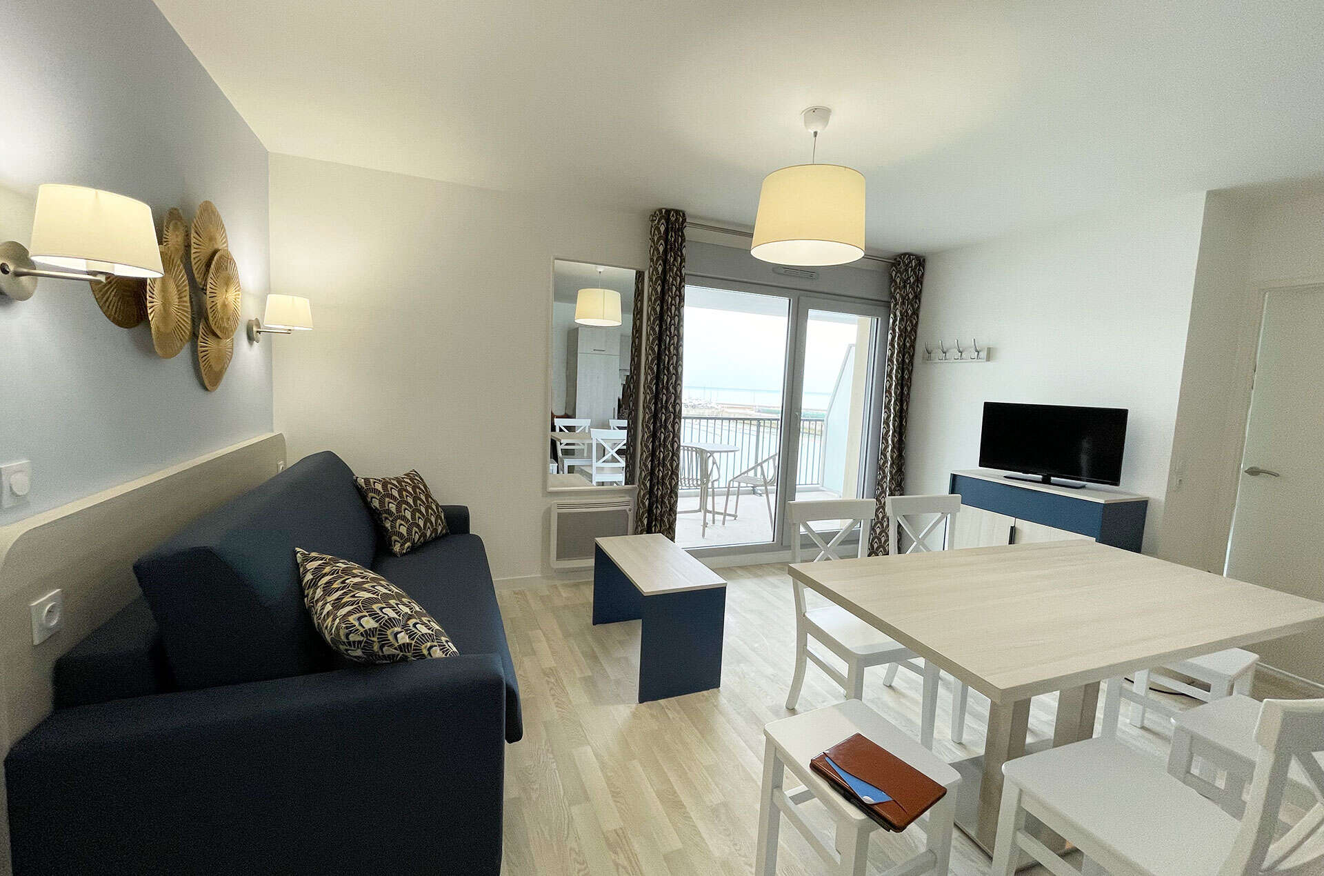 Exemple d'un salon d'un appartement 3 pièces 6 personnes premium vue mer de la résidence Goélia Le Phare au Tréport Exemple d'un salon d'un appartement 3 pièces 6 personnes premium vue mer de la résidence Goélia Le Phare au Tréport