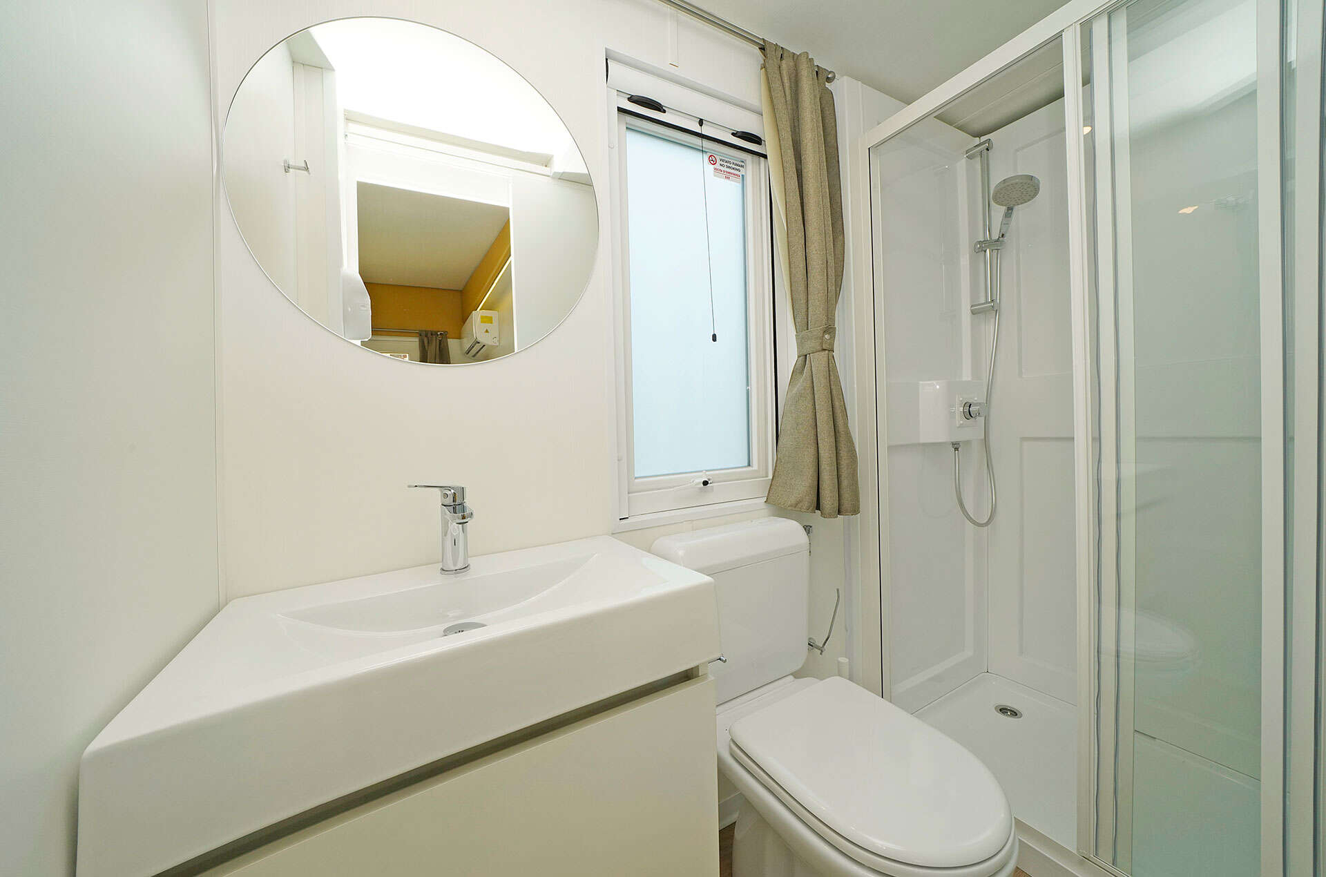 Exemple de salle de bain d'un mobil-home Family Plus 6/7 du camping San Francesco Village à Desenzano del Garda Exemple de salle de bain d'un mobil-home Family Plus 6/7 du camping San Francesco Village à Desenzano del Garda