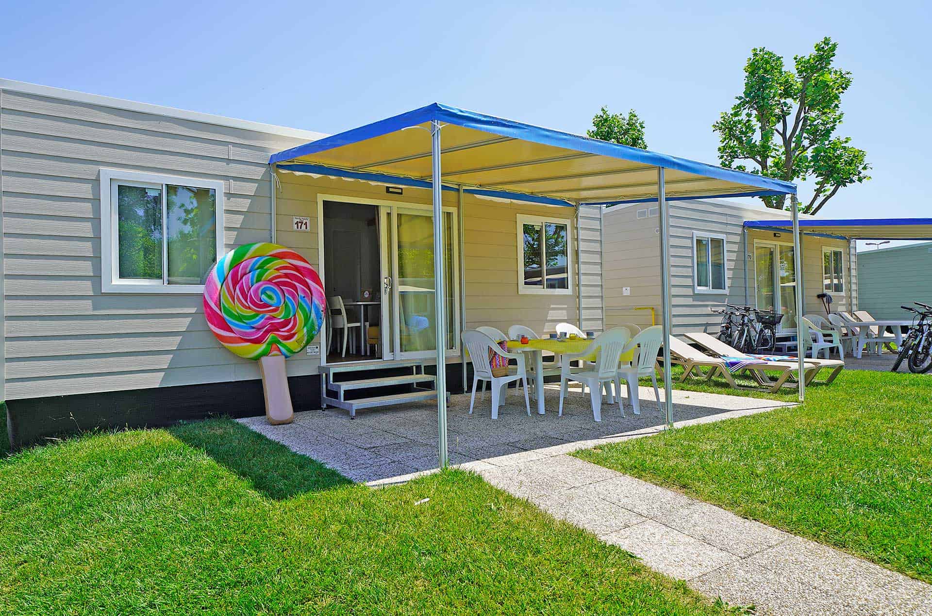 Exemple de mobil-home Family Plus 6/7 du camping San Francesco Village à Desenzano del Garda Exemple de mobil-home Family Plus 6/7 du camping San Francesco Village à Desenzano del Garda