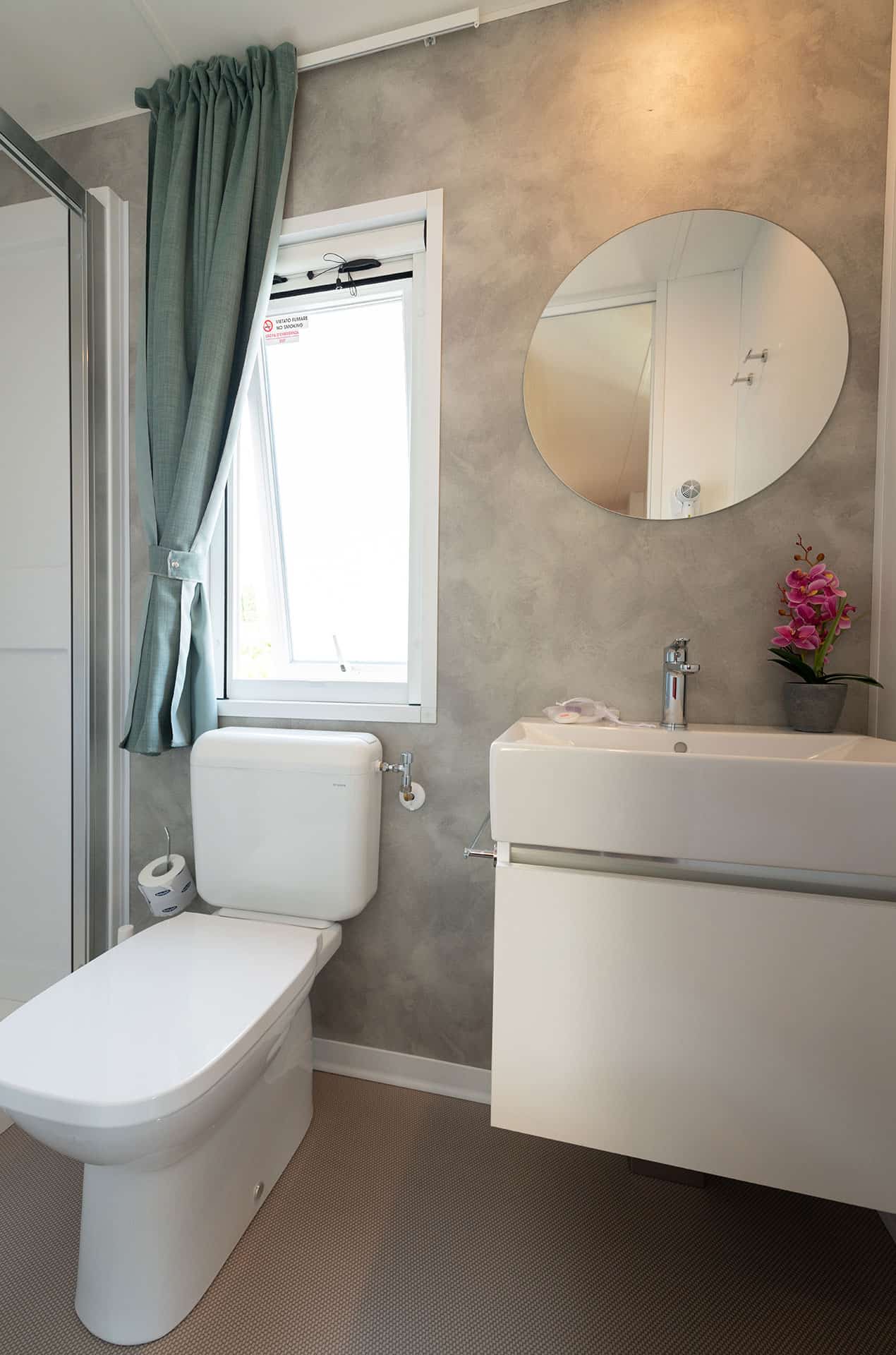 Exemple de salle de bain d'un mobil-home Deluxe 4/5 personnes du camping San Francesco Village à Desenzano del Garda Exemple de salle de bain d'un mobil-home Deluxe 4/5 personnes du camping San Francesco Village à Desenzano del Garda