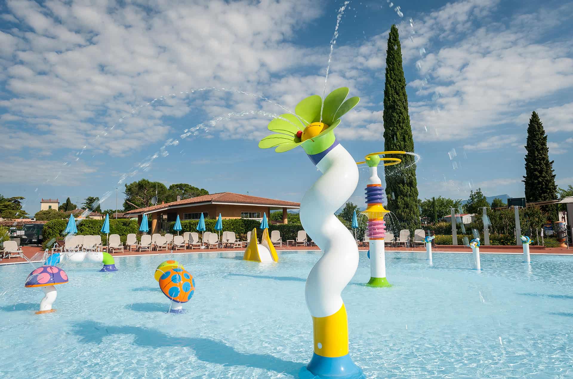 Espace jeux aquatiques du camping San Francesco Village à Desenzano del Garda Espace jeux aquatiques du camping San Francesco Village à Desenzano del Garda