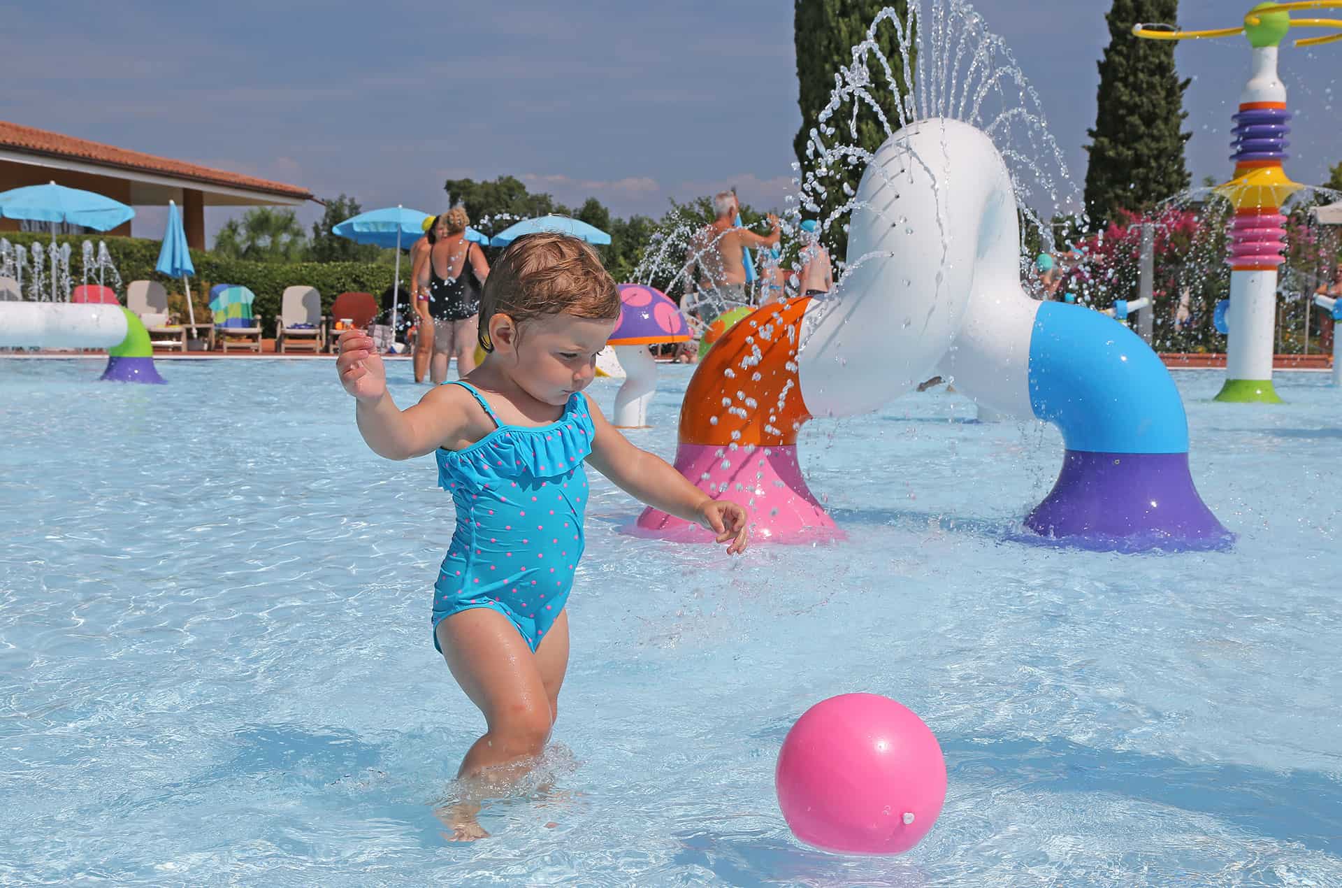 Espace jeux aquatiques du camping San Francesco Village à Desenzano del Garda Espace jeux aquatiques du camping San Francesco Village à Desenzano del Garda