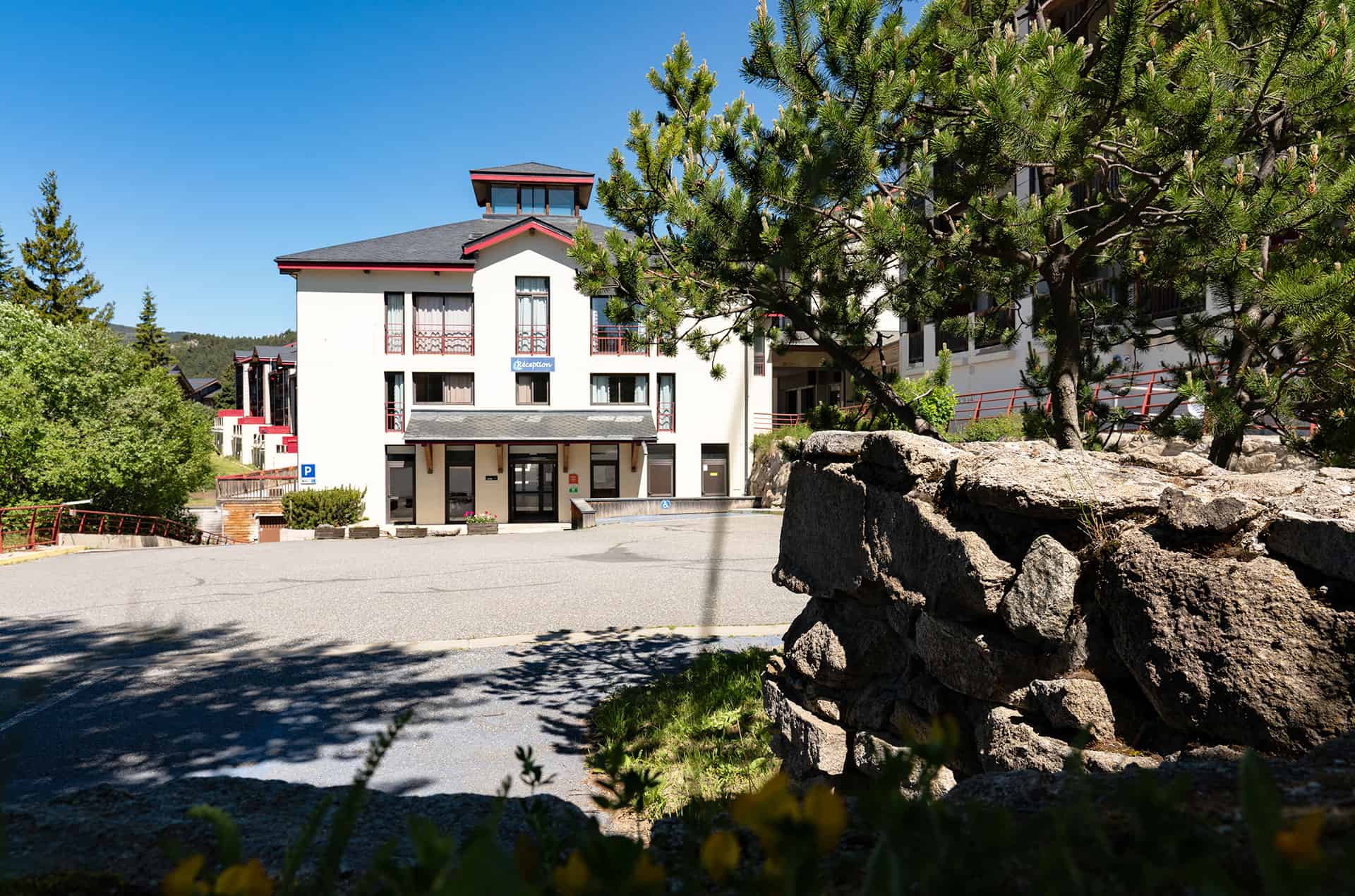 Extérieur de la résidence de vacances Goélia Le Domaine de Castella à Font-Romeu Extérieur de la résidence de vacances Goélia Le Domaine de Castella à Font-Romeu