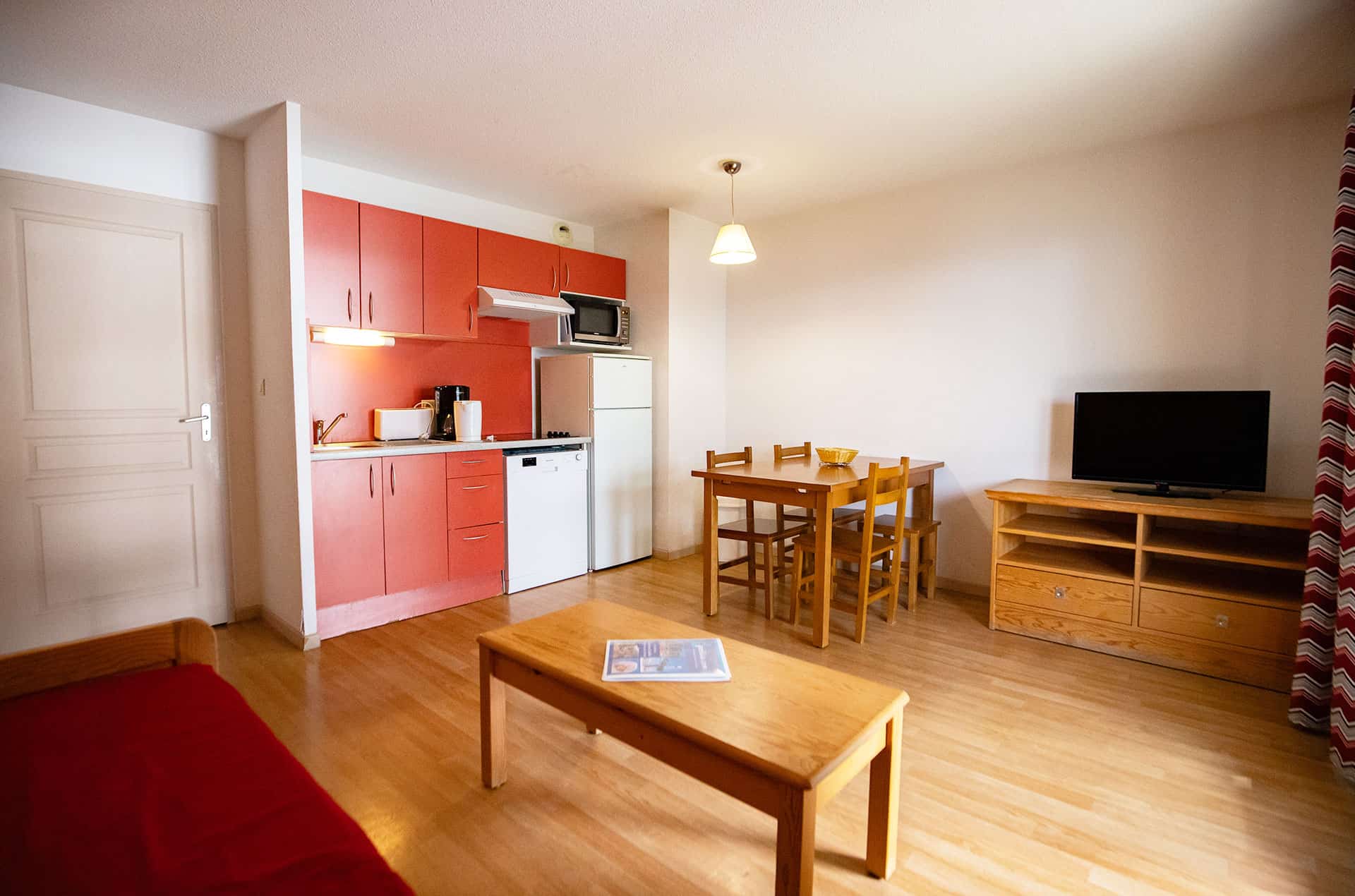 Exemple d'un salon et d'une kitchenette de la résidence de vacances Goélia Le Domaine de Castella à Font Romeu dans les Pyrénées. Exemple d'un salon et d'une kitchenette de la résidence de vacances Goélia Le Domaine de Castella à Font Romeu dans les Pyrénées.